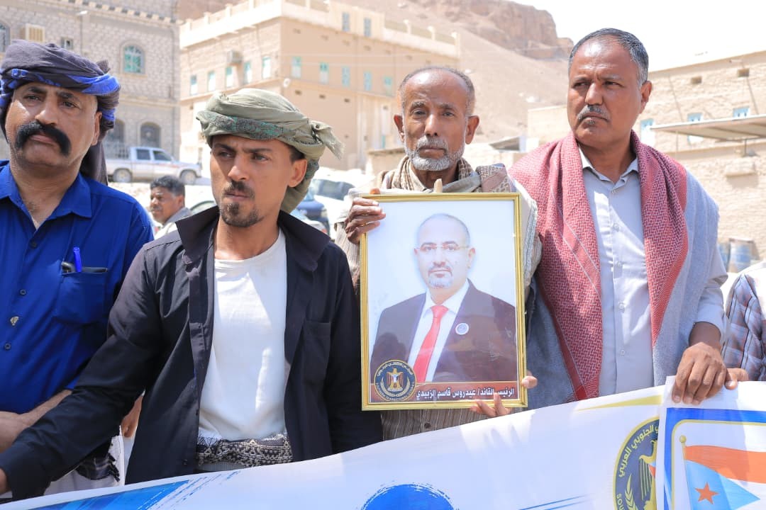 وقفة احتجاجية في حورة ووادي العين ترفض إدراج مدانين بالإرهاب في صفقة تبادل الأسرى وتندد بتدهور الخدمات وقفة احتجاجية في حورة ووادي العين ترفض إدراج مدانين بالإرهاب في صفقة تبادل الأسرى وتندد بتدهور الخدمات