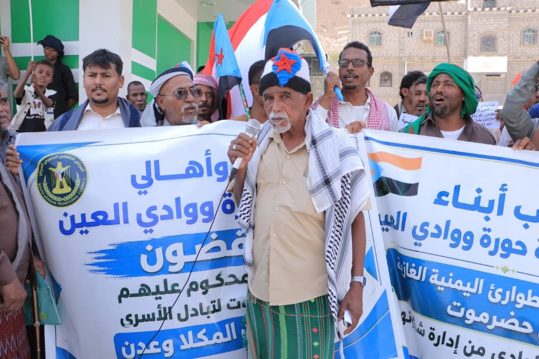 وقفة احتجاجية في حورة ووادي العين ترفض إدراج مدانين بالإرهاب في صفقة تبادل الأسرى وتندد بتدهور الخدمات وقفة احتجاجية في حورة ووادي العين ترفض إدراج مدانين بالإرهاب في صفقة تبادل الأسرى وتندد بتدهور الخدمات