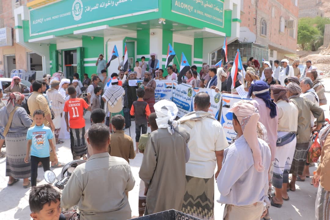 وقفة احتجاجية في حورة ووادي العين ترفض إدراج مدانين بالإرهاب في صفقة تبادل الأسرى وتندد بتدهور الخدمات وقفة احتجاجية في حورة ووادي العين ترفض إدراج مدانين بالإرهاب في صفقة تبادل الأسرى وتندد بتدهور الخدمات