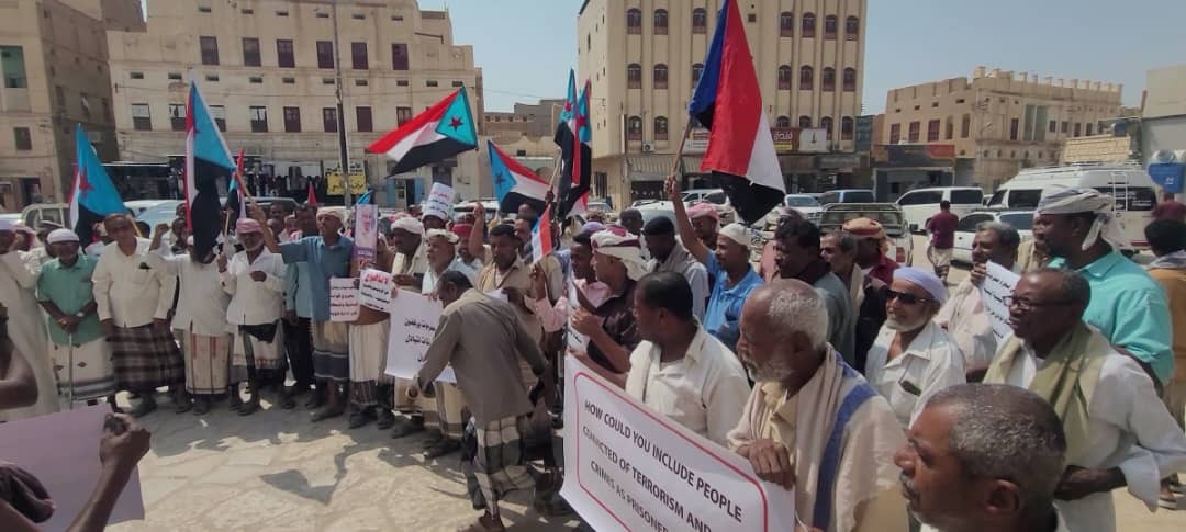 وقفة احتجاجية في تريم ترفض الإفراج عن مدانين بقضايا إرهاب وتطالب بتحسين الخدمات وقفة احتجاجية في تريم ترفض الإفراج عن مدانين بقضايا إرهاب وتطالب بتحسين الخدمات