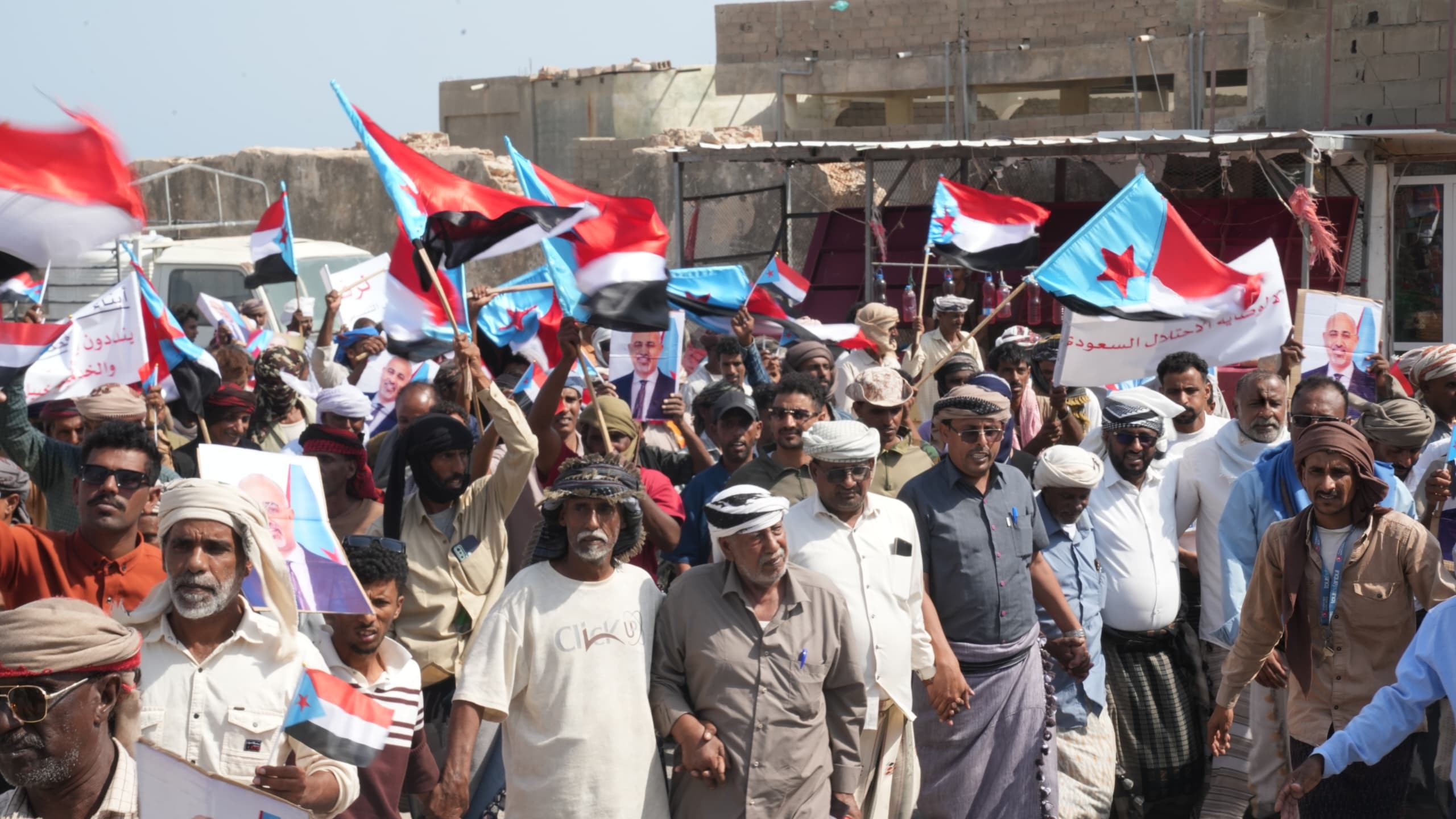احتشاد جماهيري في سقطرى يؤكد التمسك بالسيادة والقرار الجنوبي ويرفض مشاريع الوصاية احتشاد جماهيري في سقطرى يؤكد التمسك بالسيادة والقرار الجنوبي ويرفض مشاريع الوصاية