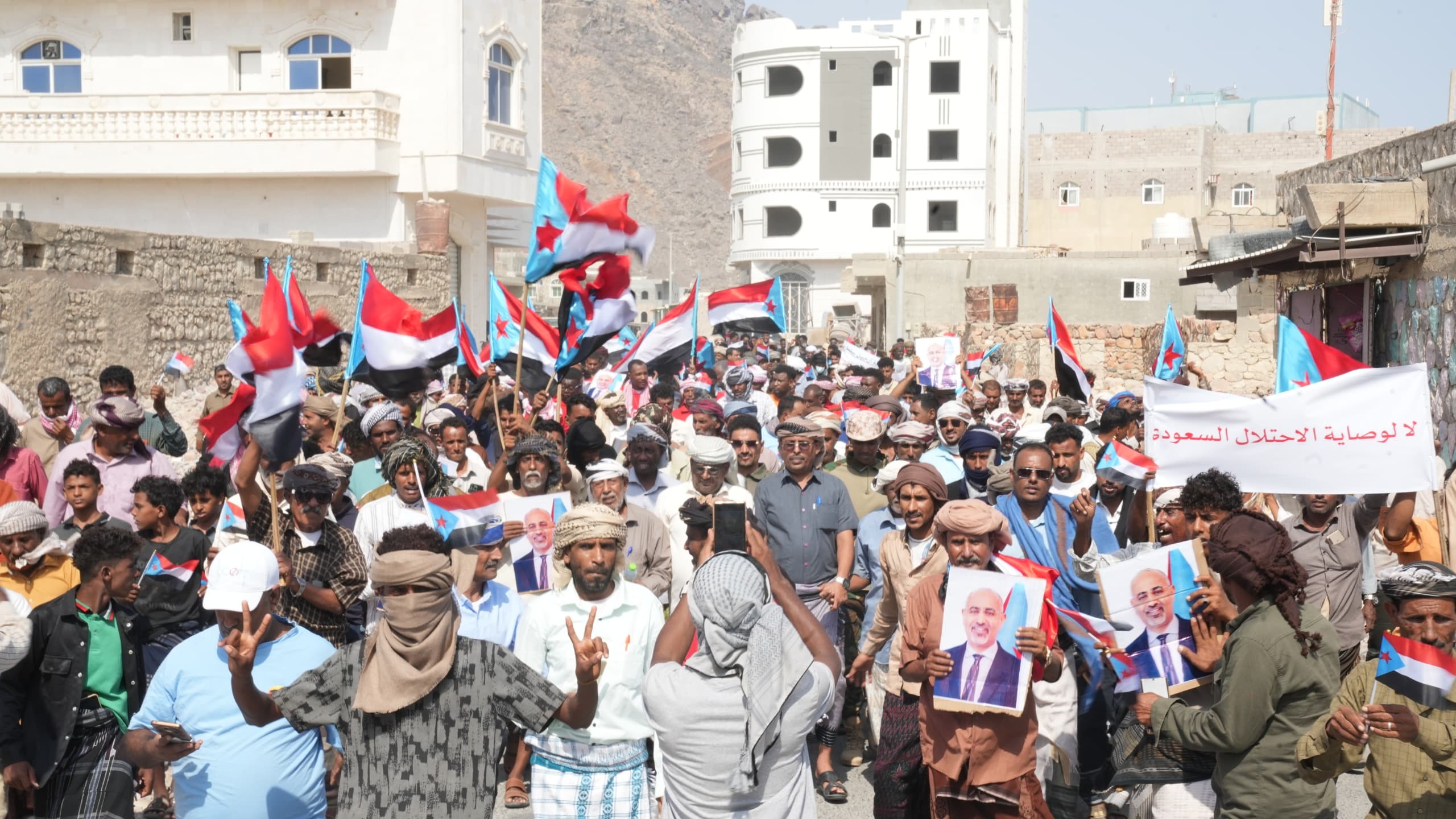 احتشاد جماهيري في سقطرى يؤكد التمسك بالسيادة والقرار الجنوبي ويرفض مشاريع الوصاية احتشاد جماهيري في سقطرى يؤكد التمسك بالسيادة والقرار الجنوبي ويرفض مشاريع الوصاية