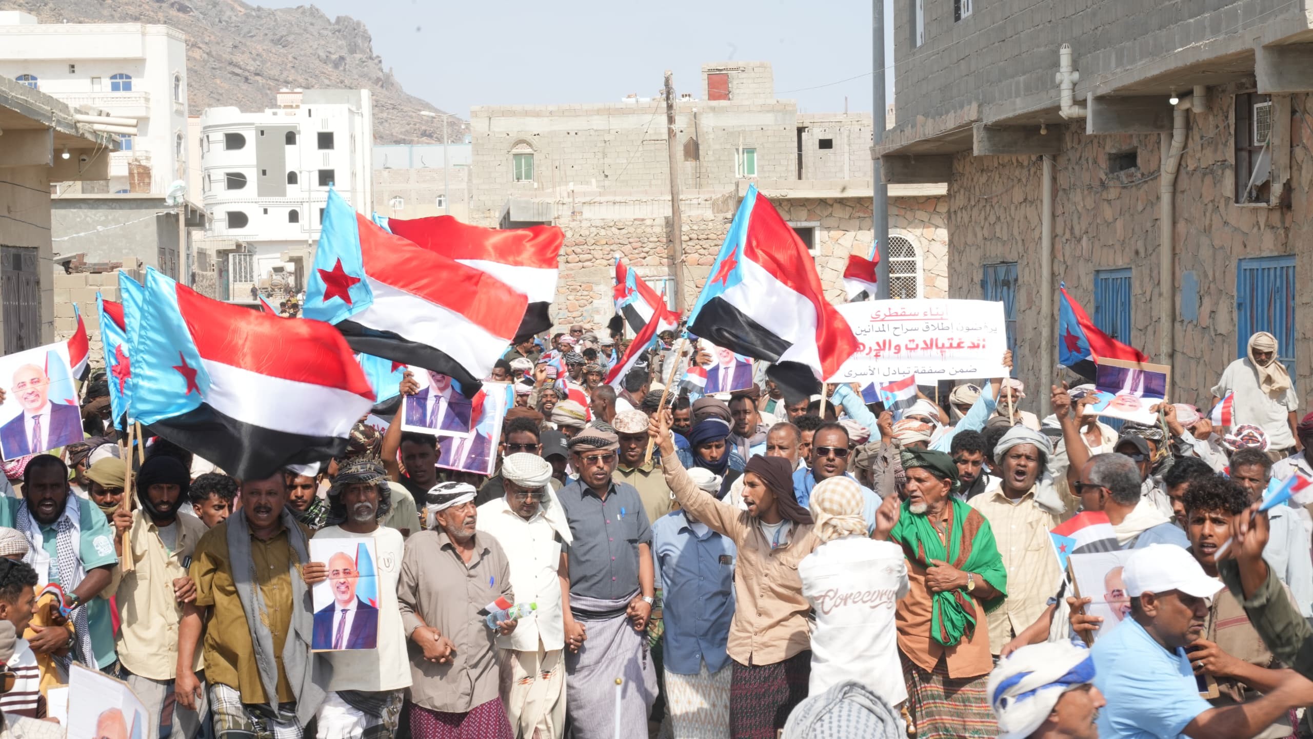 احتشاد جماهيري في سقطرى يؤكد التمسك بالسيادة والقرار الجنوبي ويرفض مشاريع الوصاية احتشاد جماهيري في سقطرى يؤكد التمسك بالسيادة والقرار الجنوبي ويرفض مشاريع الوصاية
