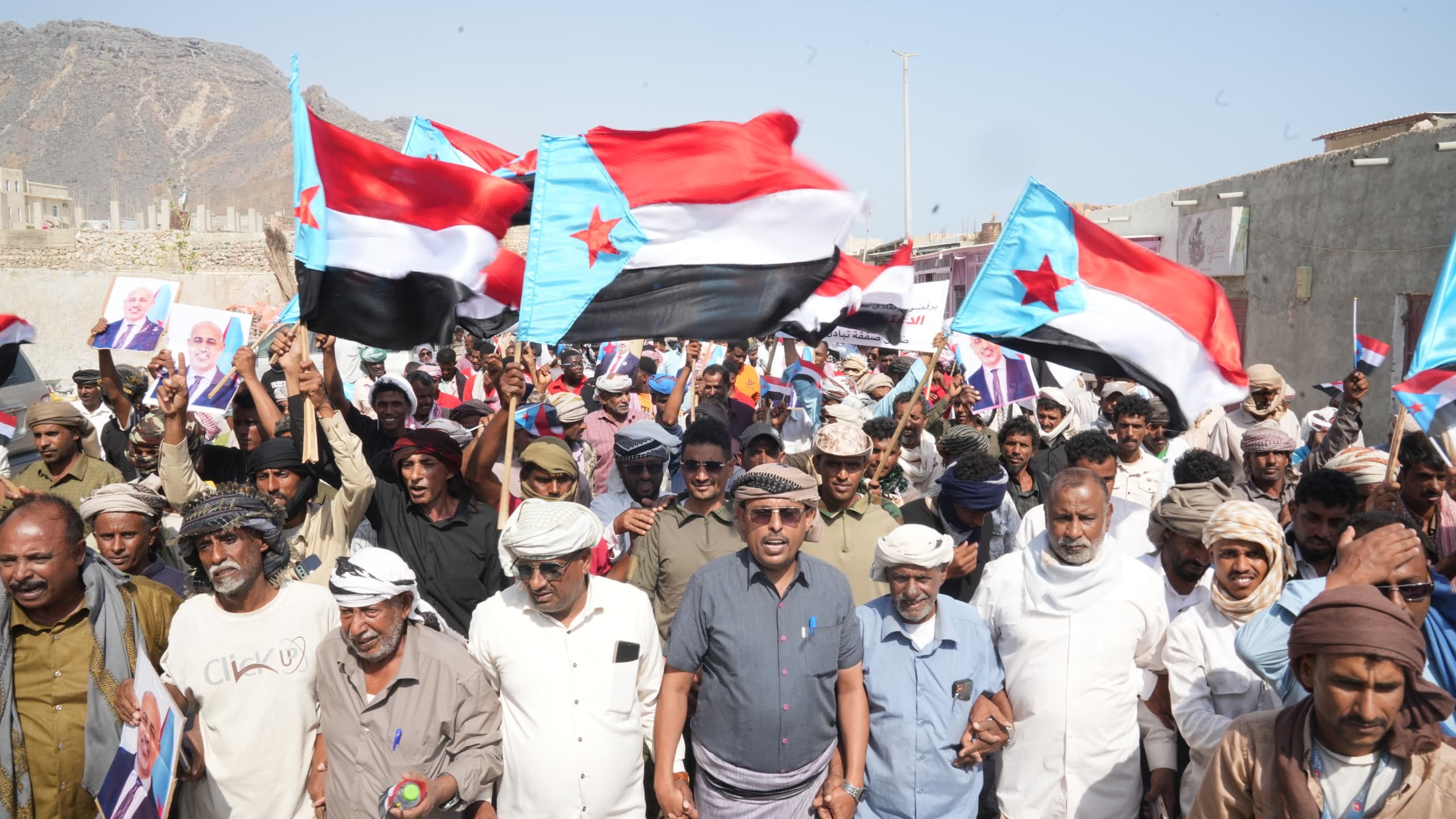 احتشاد جماهيري في سقطرى يؤكد التمسك بالسيادة والقرار الجنوبي ويرفض مشاريع الوصاية احتشاد جماهيري في سقطرى يؤكد التمسك بالسيادة والقرار الجنوبي ويرفض مشاريع الوصاية
