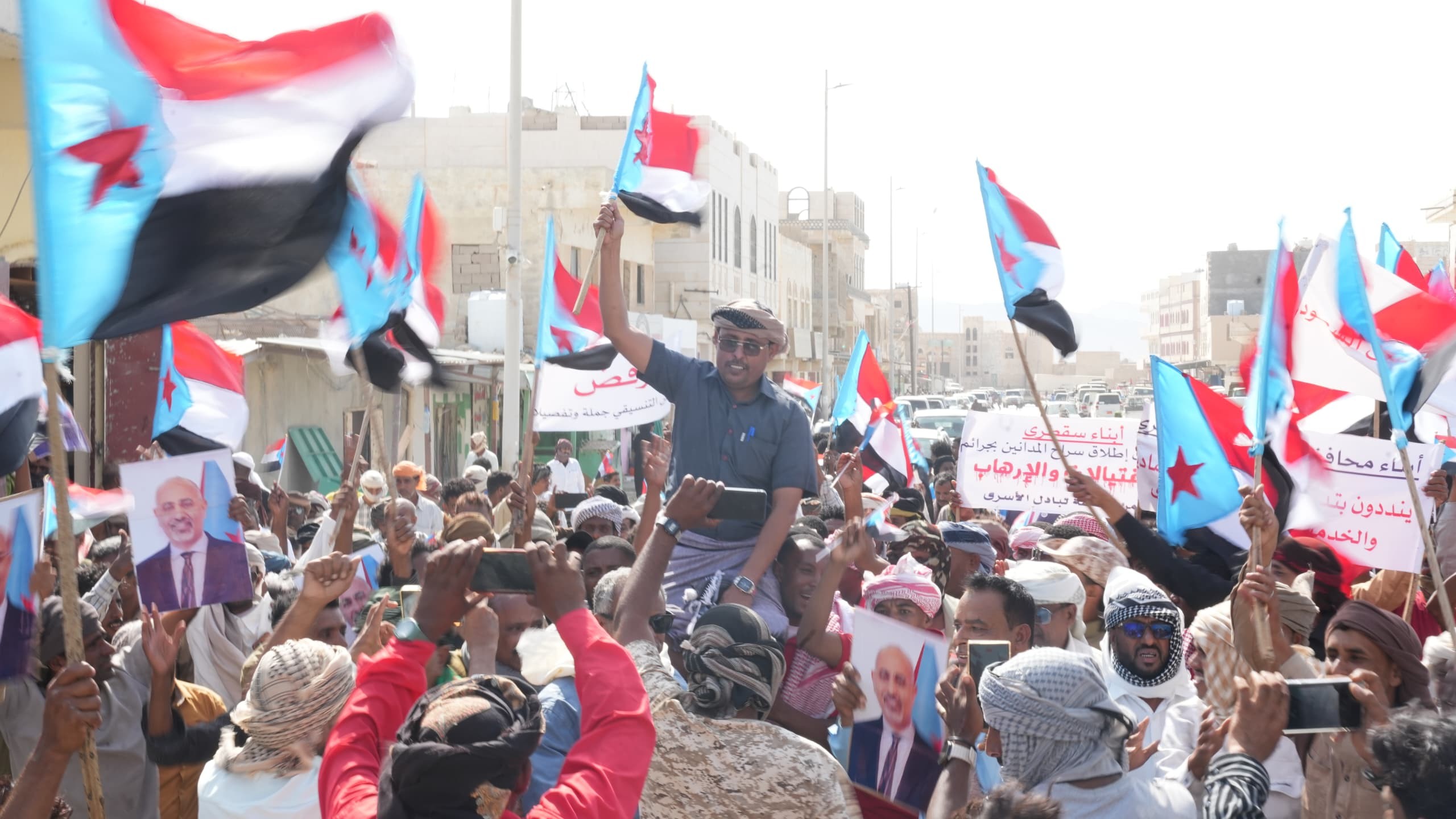 احتشاد جماهيري في سقطرى يؤكد التمسك بالسيادة والقرار الجنوبي ويرفض مشاريع الوصاية احتشاد جماهيري في سقطرى يؤكد التمسك بالسيادة والقرار الجنوبي ويرفض مشاريع الوصاية