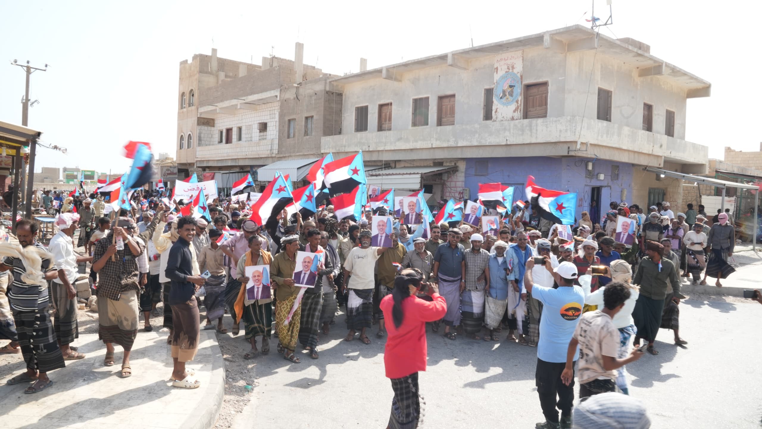 احتشاد جماهيري في سقطرى يؤكد التمسك بالسيادة والقرار الجنوبي ويرفض مشاريع الوصاية احتشاد جماهيري في سقطرى يؤكد التمسك بالسيادة والقرار الجنوبي ويرفض مشاريع الوصاية