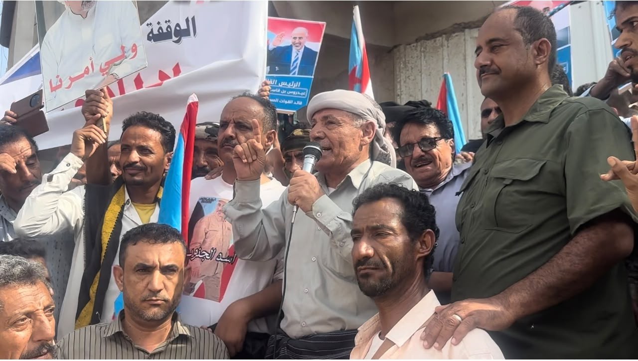 وقفة جماهيرية حاشدة في الضالع تؤكد رفض الوصاية والاحتلال وتدين حملات الاعتقالات وقفة جماهيرية حاشدة في الضالع تؤكد رفض الوصاية والاحتلال وتدين حملات الاعتقالات