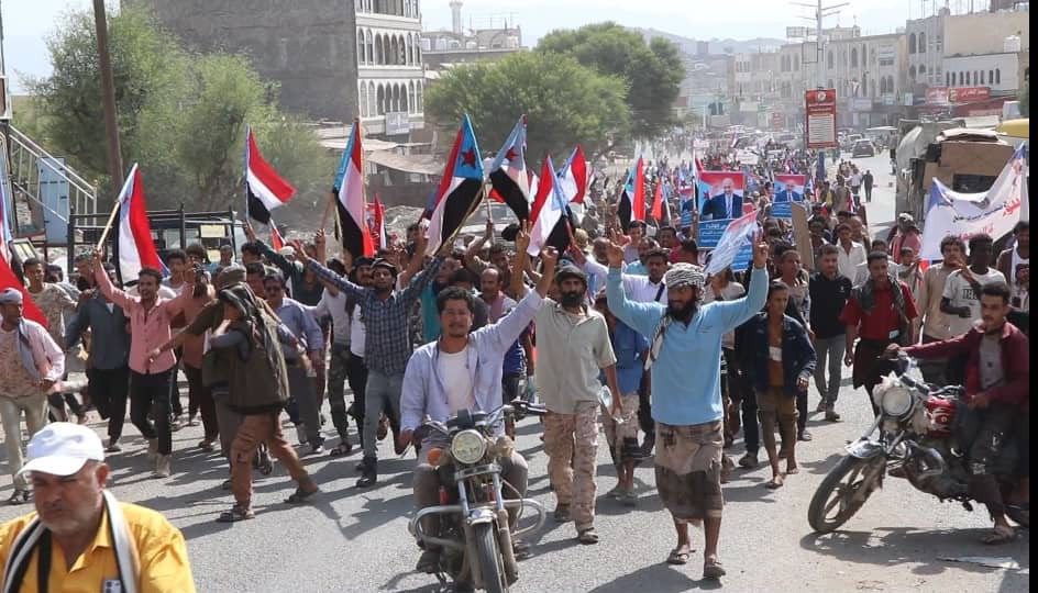 وقفة جماهيرية حاشدة في الضالع تؤكد رفض الوصاية والاحتلال وتدين حملات الاعتقالات وقفة جماهيرية حاشدة في الضالع تؤكد رفض الوصاية والاحتلال وتدين حملات الاعتقالات