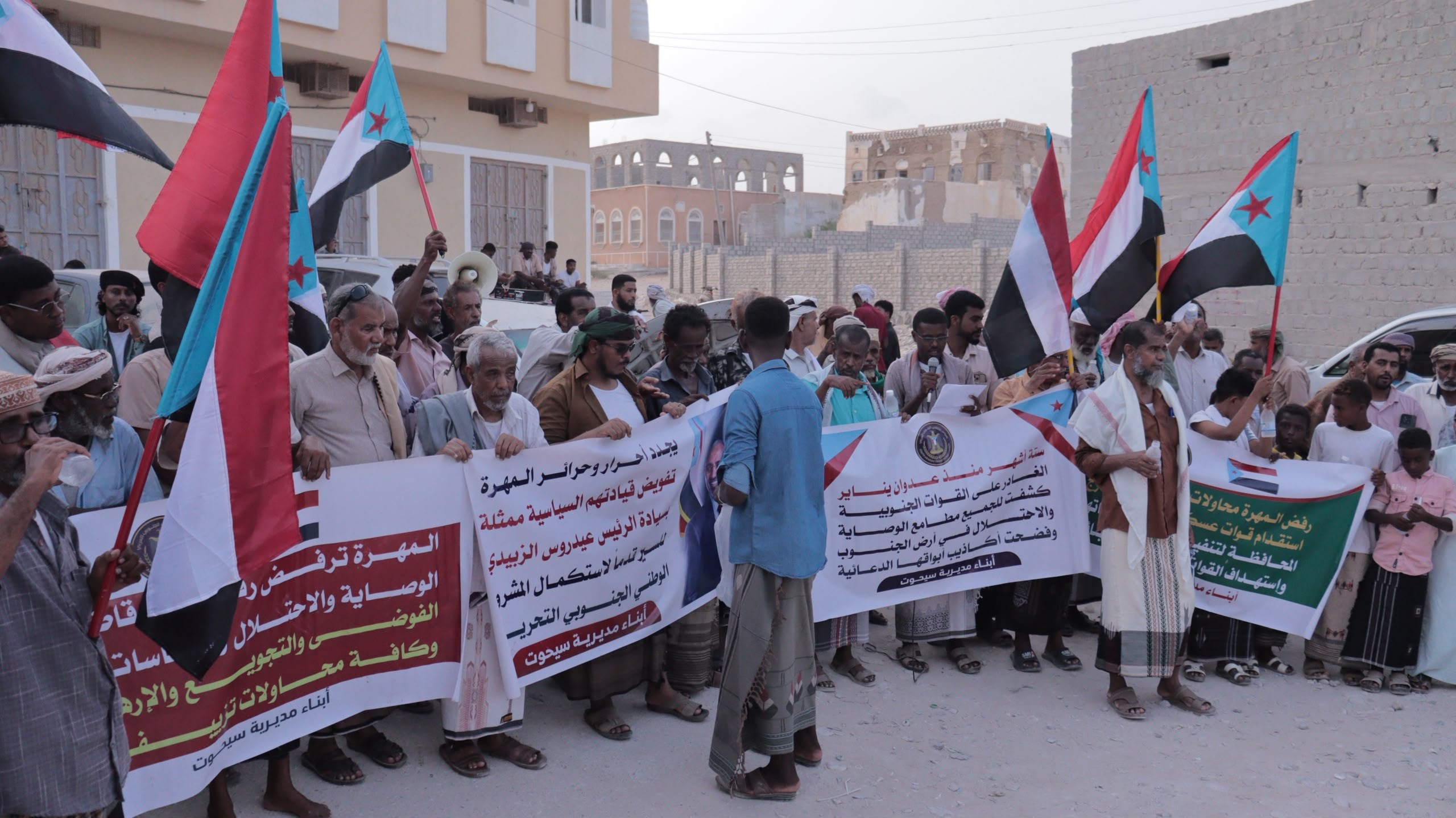 انتقالي سيحوت ينظم وقفة احتجاجية للمطالبة بتحسين الخدمات ورفض الوصاية انتقالي سيحوت ينظم وقفة احتجاجية للمطالبة بتحسين الخدمات ورفض الوصاية