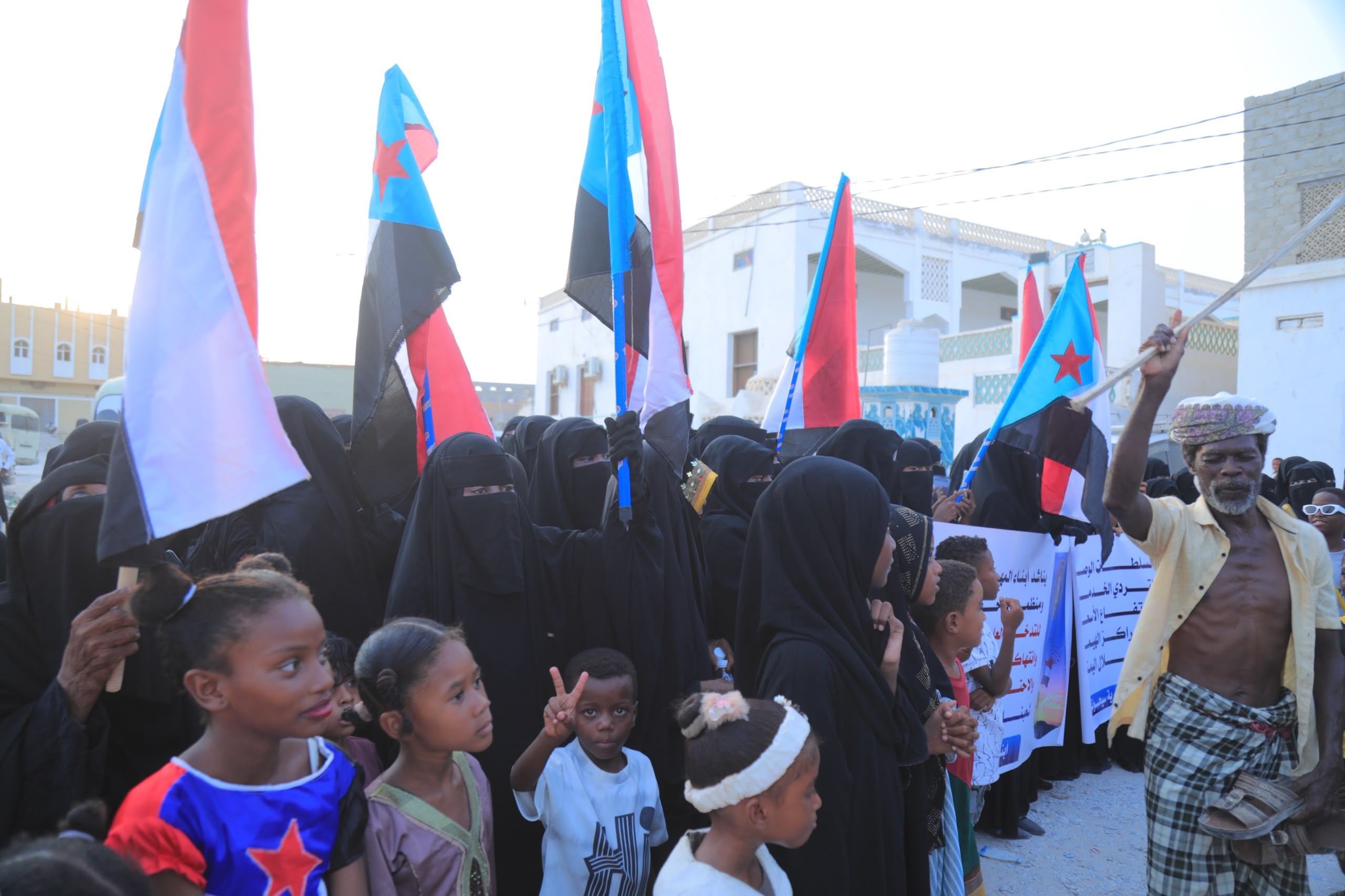 انتقالي سيحوت ينظم وقفة احتجاجية للمطالبة بتحسين الخدمات ورفض الوصاية انتقالي سيحوت ينظم وقفة احتجاجية للمطالبة بتحسين الخدمات ورفض الوصاية
