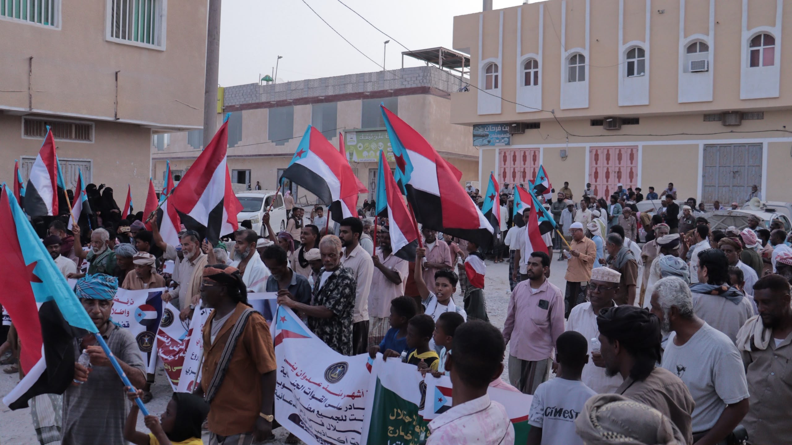 انتقالي سيحوت ينظم وقفة احتجاجية للمطالبة بتحسين الخدمات ورفض الوصاية انتقالي سيحوت ينظم وقفة احتجاجية للمطالبة بتحسين الخدمات ورفض الوصاية