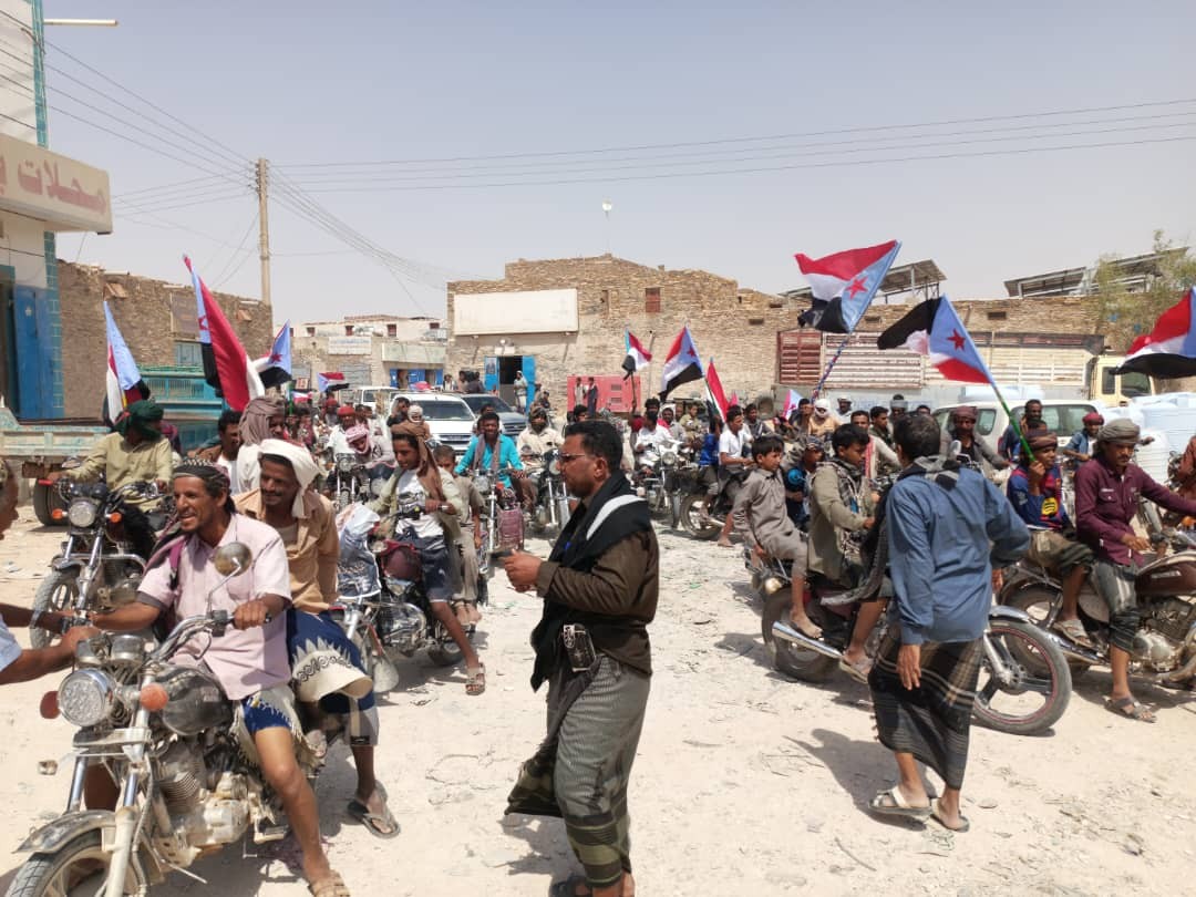 مسيرة جماهيرية حاشدة في الضليعة رفضا للوصاية وتتوعد بتصعيد سلمي متواصل حتى تحقيق المطالب مسيرة جماهيرية حاشدة في الضليعة رفضا للوصاية وتتوعد بتصعيد سلمي متواصل حتى تحقيق المطالب