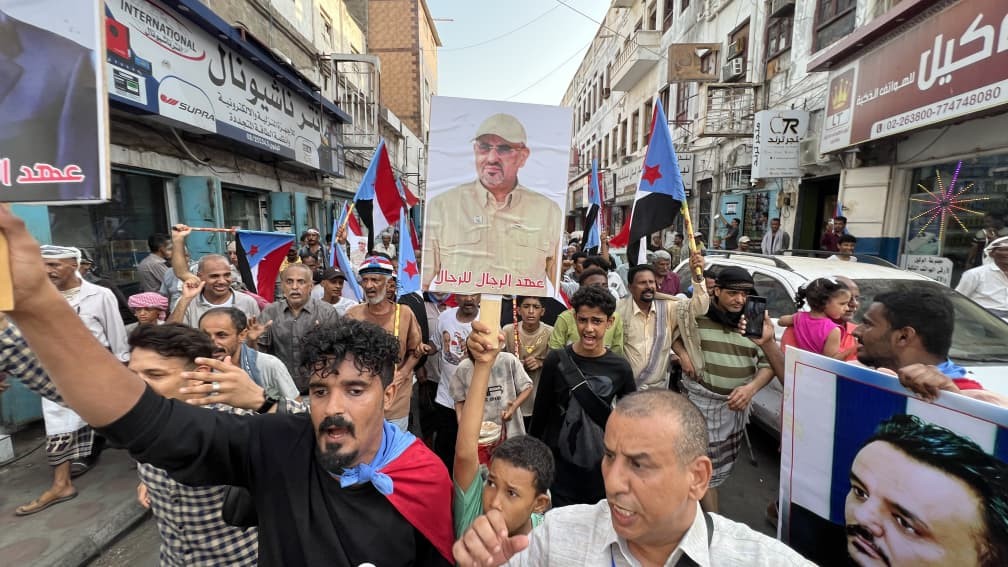 مسيرة جماهيرية حاشدة في صيرة تجدد التفويض للرئيس الزُبيدي وتؤكد استمرار التصعيد الشعبي مسيرة جماهيرية حاشدة في صيرة تجدد التفويض للرئيس الزُبيدي وتؤكد استمرار التصعيد الشعبي