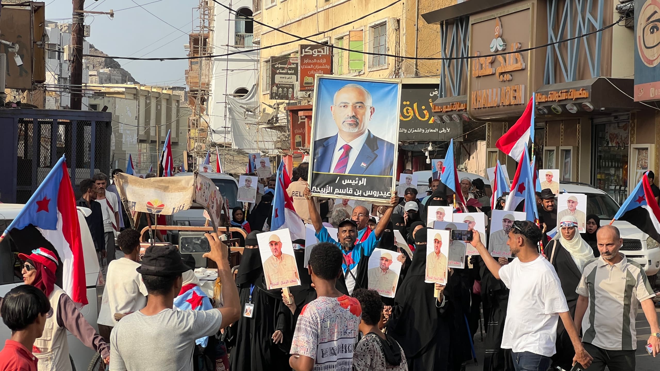 مسيرة جماهيرية حاشدة في صيرة تجدد التفويض للرئيس الزُبيدي وتؤكد استمرار التصعيد الشعبي مسيرة جماهيرية حاشدة في صيرة تجدد التفويض للرئيس الزُبيدي وتؤكد استمرار التصعيد الشعبي