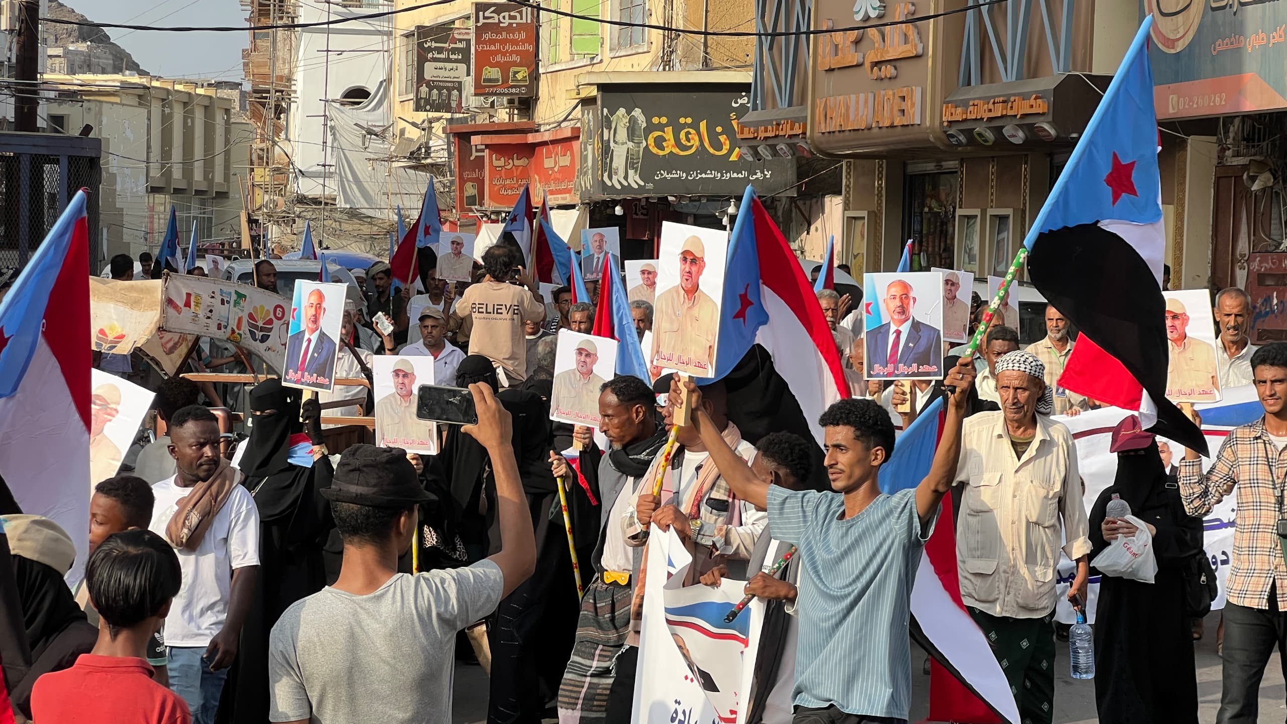 مسيرة جماهيرية حاشدة في صيرة تجدد التفويض للرئيس الزُبيدي وتؤكد استمرار التصعيد الشعبي مسيرة جماهيرية حاشدة في صيرة تجدد التفويض للرئيس الزُبيدي وتؤكد استمرار التصعيد الشعبي