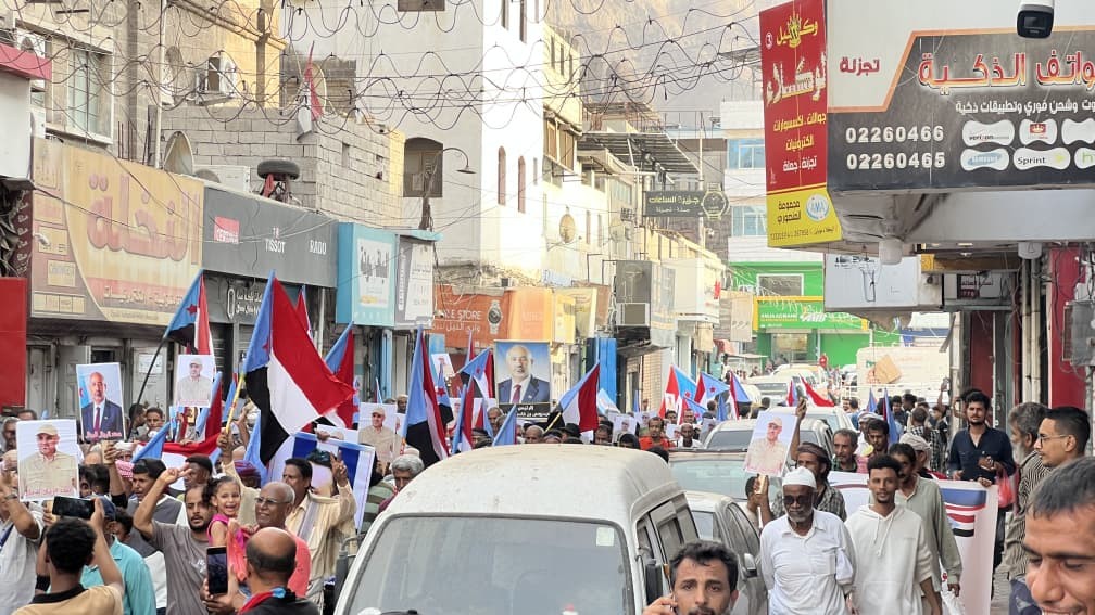 مسيرة جماهيرية حاشدة في صيرة تجدد التفويض للرئيس الزُبيدي وتؤكد استمرار التصعيد الشعبي مسيرة جماهيرية حاشدة في صيرة تجدد التفويض للرئيس الزُبيدي وتؤكد استمرار التصعيد الشعبي