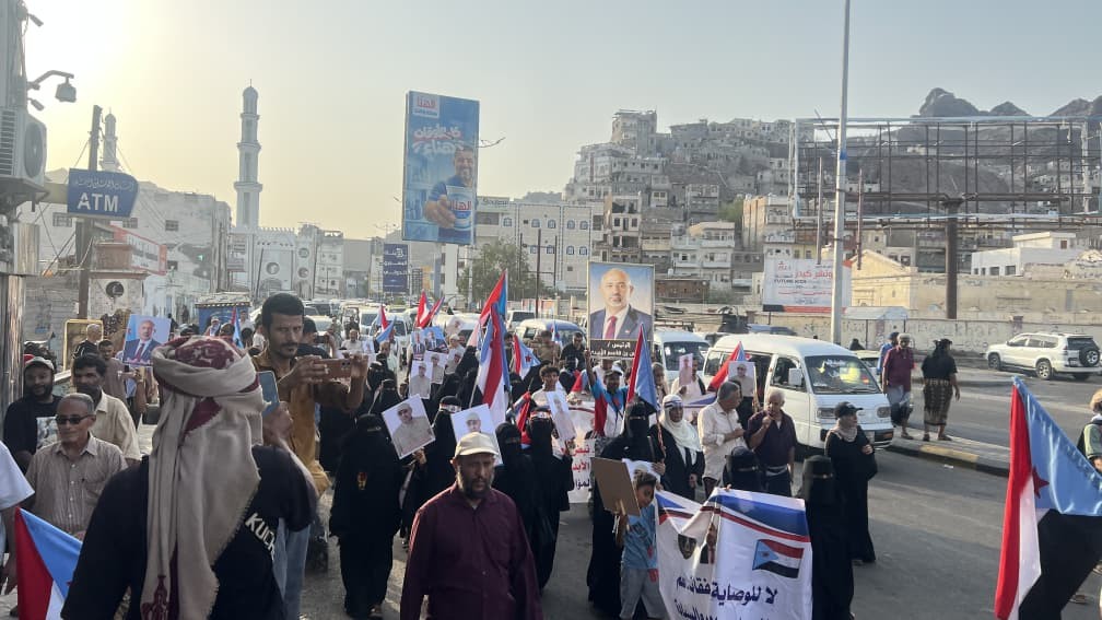 مسيرة جماهيرية حاشدة في صيرة تجدد التفويض للرئيس الزُبيدي وتؤكد استمرار التصعيد الشعبي مسيرة جماهيرية حاشدة في صيرة تجدد التفويض للرئيس الزُبيدي وتؤكد استمرار التصعيد الشعبي