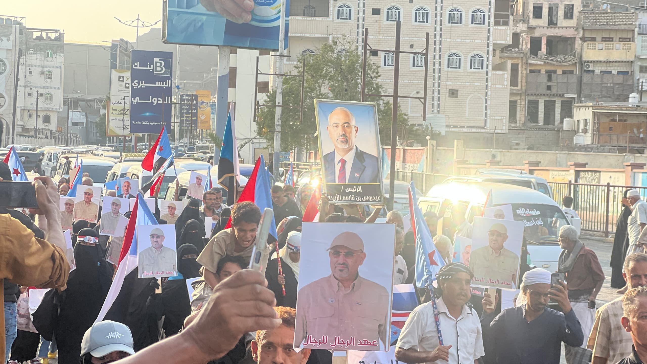 مسيرة جماهيرية حاشدة في صيرة تجدد التفويض للرئيس الزُبيدي وتؤكد استمرار التصعيد الشعبي مسيرة جماهيرية حاشدة في صيرة تجدد التفويض للرئيس الزُبيدي وتؤكد استمرار التصعيد الشعبي