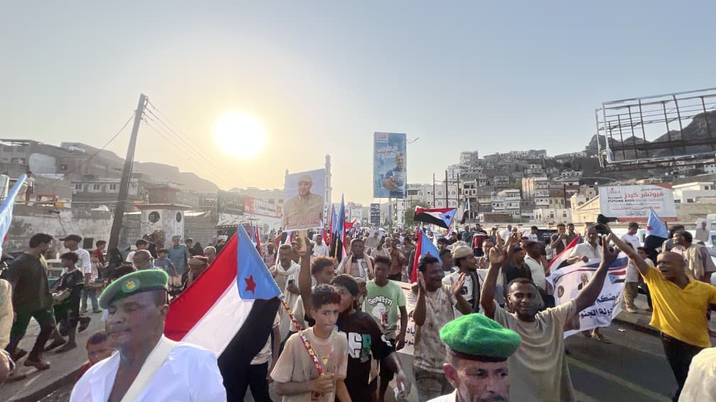 مسيرة جماهيرية حاشدة في صيرة تجدد التفويض للرئيس الزُبيدي وتؤكد استمرار التصعيد الشعبي مسيرة جماهيرية حاشدة في صيرة تجدد التفويض للرئيس الزُبيدي وتؤكد استمرار التصعيد الشعبي