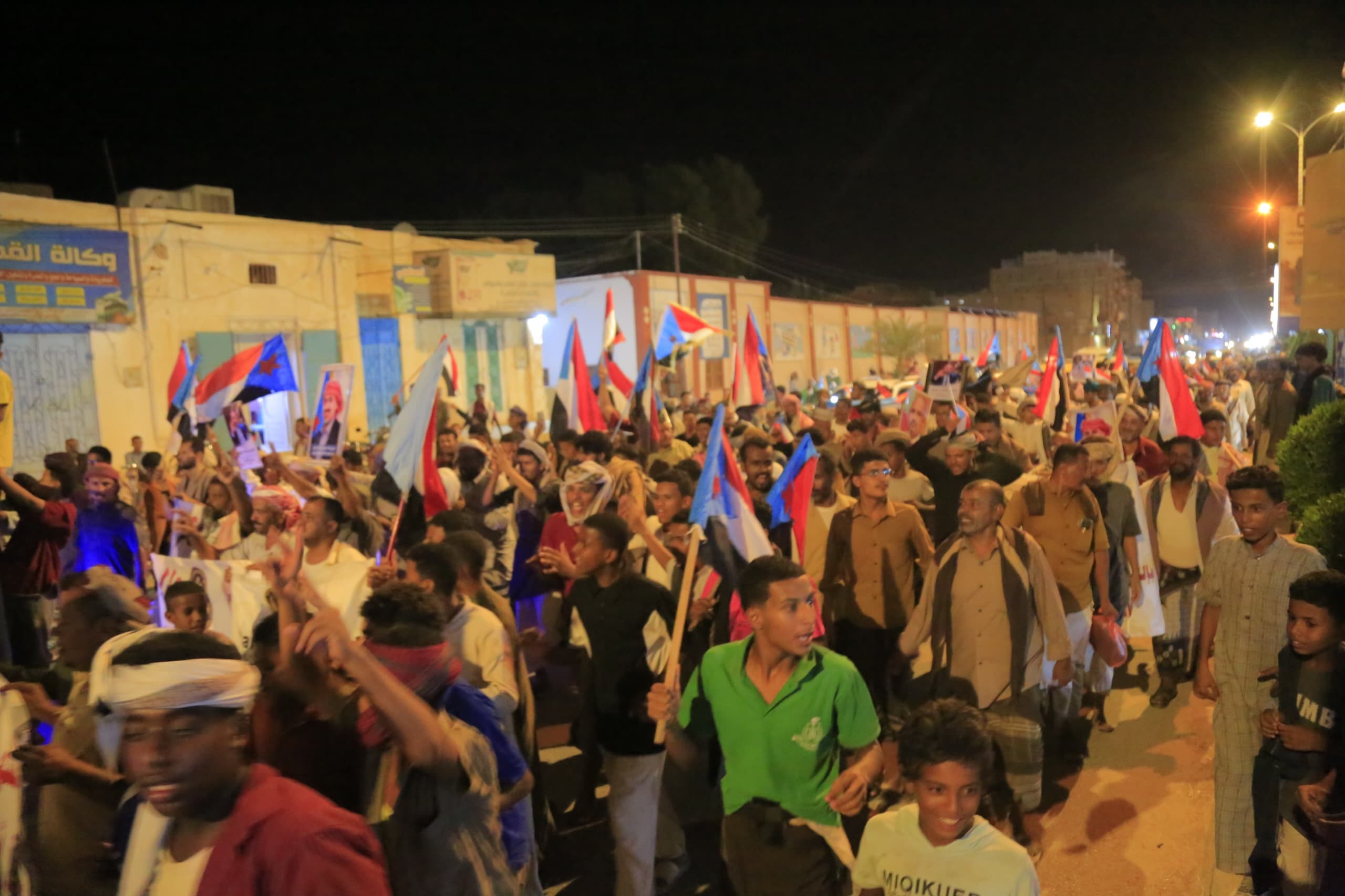 انتقالي القطن ينظم مسيرة جماهيرية حاشدة تجدد التفويض للرئيس الزُبيدي وترفض الوصاية والتدخلات الخارجية انتقالي القطن ينظم مسيرة جماهيرية حاشدة تجدد التفويض للرئيس الزُبيدي وترفض الوصاية والتدخلات الخارجية