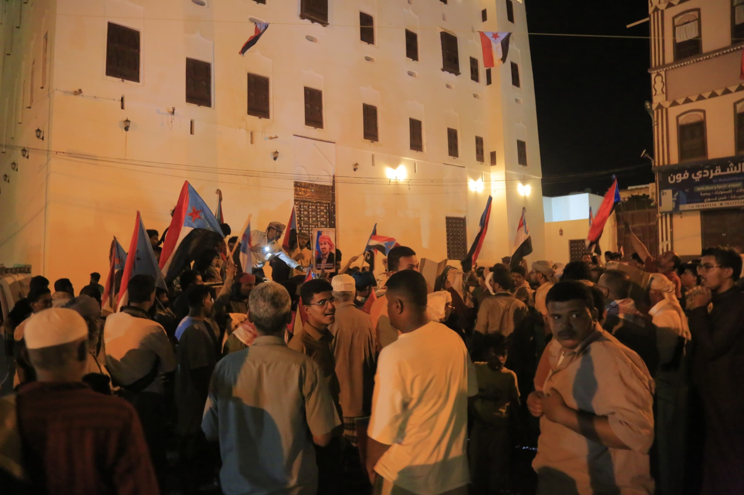 انتقالي القطن ينظم مسيرة جماهيرية حاشدة تجدد التفويض للرئيس الزُبيدي وترفض الوصاية والتدخلات الخارجية انتقالي القطن ينظم مسيرة جماهيرية حاشدة تجدد التفويض للرئيس الزُبيدي وترفض الوصاية والتدخلات الخارجية
