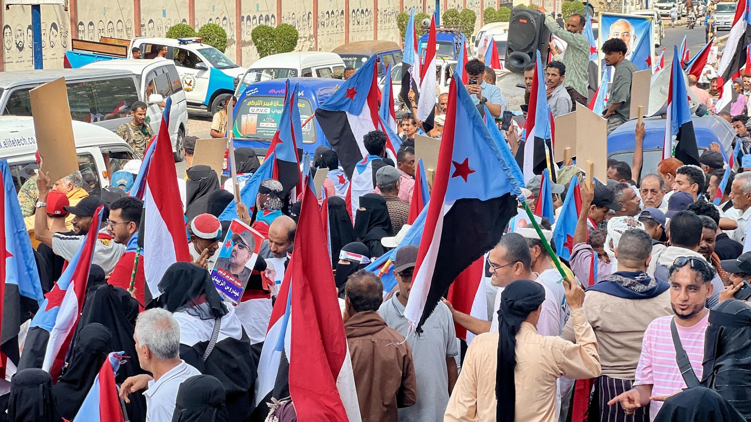 وقفة احتجاجية حاشدة في العاصمة عدن ترفض الوصاية وتندد بتدهور الأوضاع المعيشية والخدمية وقفة احتجاجية حاشدة في العاصمة عدن ترفض الوصاية وتندد بتدهور الأوضاع المعيشية والخدمية