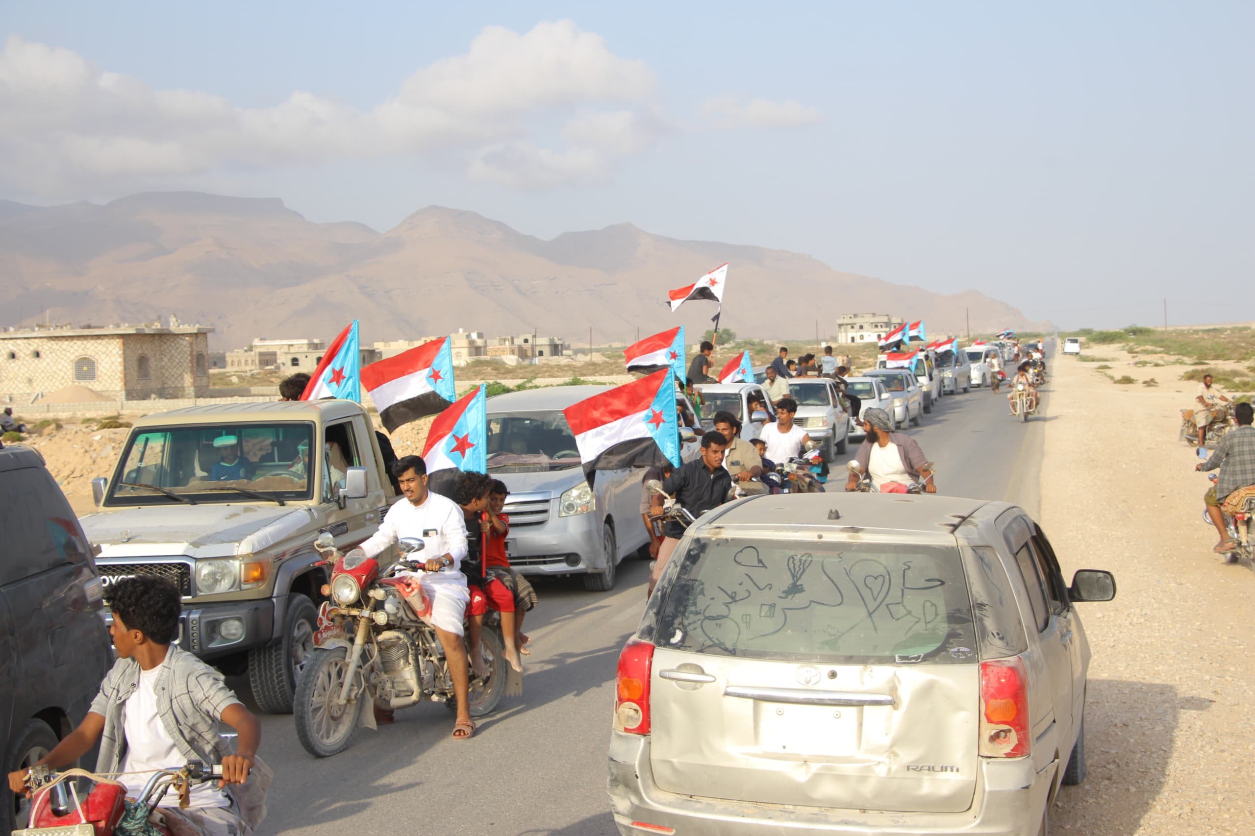 انتقالي حصوين ينظم مسيرة جماهيرية حاشدة بالمركبات والدراجات النارية ضمن برنامج التصعيد الشعبي انتقالي حصوين ينظم مسيرة جماهيرية حاشدة بالمركبات والدراجات النارية ضمن برنامج التصعيد الشعبي