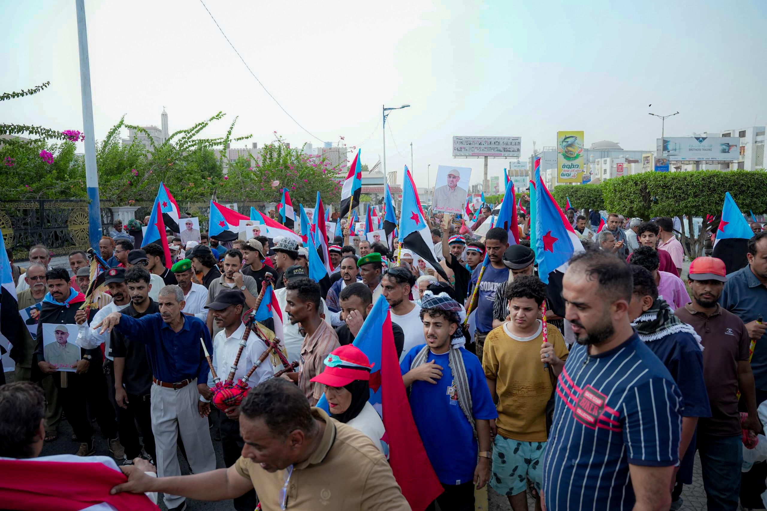 وقفة احتجاجية ومسيرة جماهيرية حاشدة في المنصورة تؤكد رفض الوصاية وحرب الخدمات وتجدد التفويض للرئيس الزُبيدي وقفة احتجاجية ومسيرة جماهيرية حاشدة في المنصورة تؤكد رفض الوصاية وحرب الخدمات وتجدد التفويض للرئيس الزُبيدي