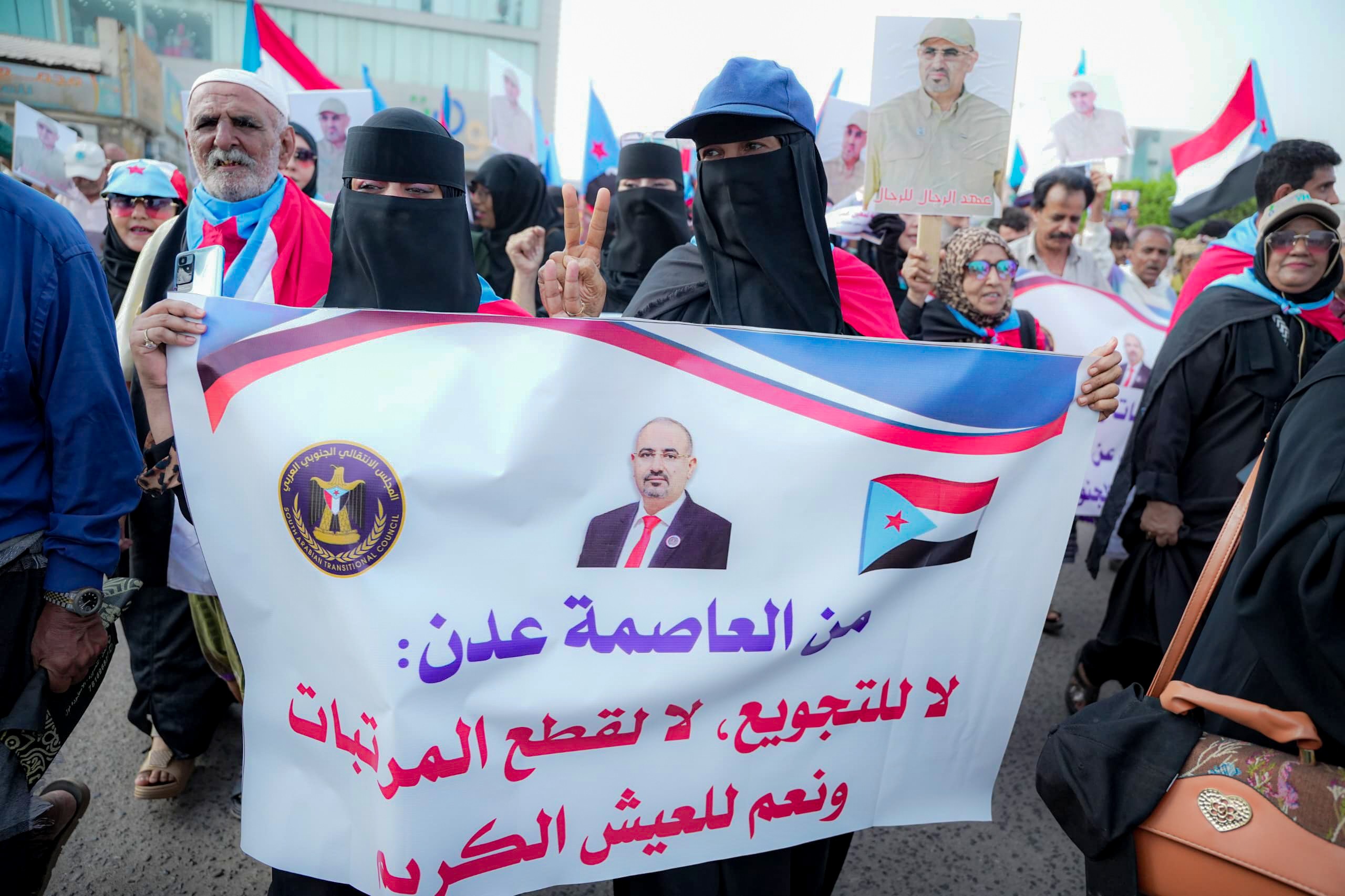 وقفة احتجاجية ومسيرة جماهيرية حاشدة في المنصورة تؤكد رفض الوصاية وحرب الخدمات وتجدد التفويض للرئيس الزُبيدي وقفة احتجاجية ومسيرة جماهيرية حاشدة في المنصورة تؤكد رفض الوصاية وحرب الخدمات وتجدد التفويض للرئيس الزُبيدي