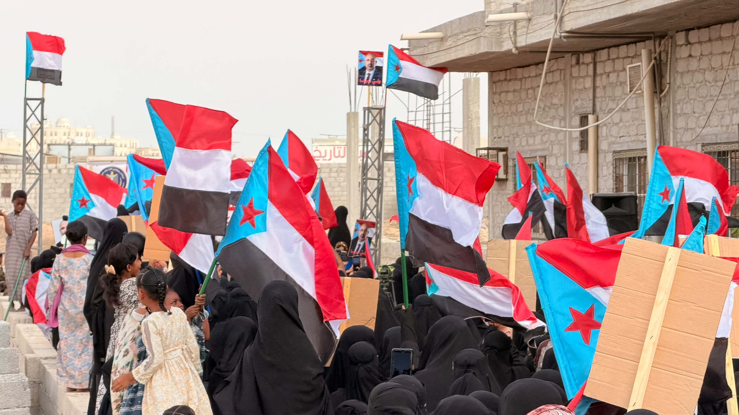 تنفيذية انتقالي المهرة تنظم وقفة احتجاجية ومسيرة نسائية حاشدة بالغيضة ضمن برنامج التصعيد الشعبي تنفيذية انتقالي المهرة تنظم وقفة احتجاجية ومسيرة نسائية حاشدة بالغيضة ضمن برنامج التصعيد الشعبي