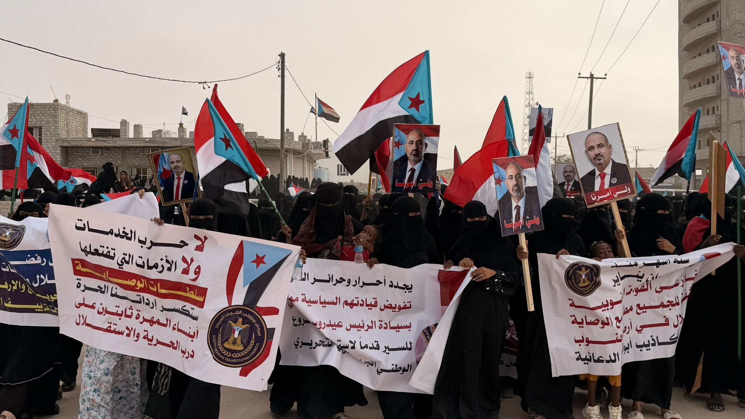 تنفيذية انتقالي المهرة تنظم وقفة احتجاجية ومسيرة نسائية حاشدة بالغيضة ضمن برنامج التصعيد الشعبي تنفيذية انتقالي المهرة تنظم وقفة احتجاجية ومسيرة نسائية حاشدة بالغيضة ضمن برنامج التصعيد الشعبي