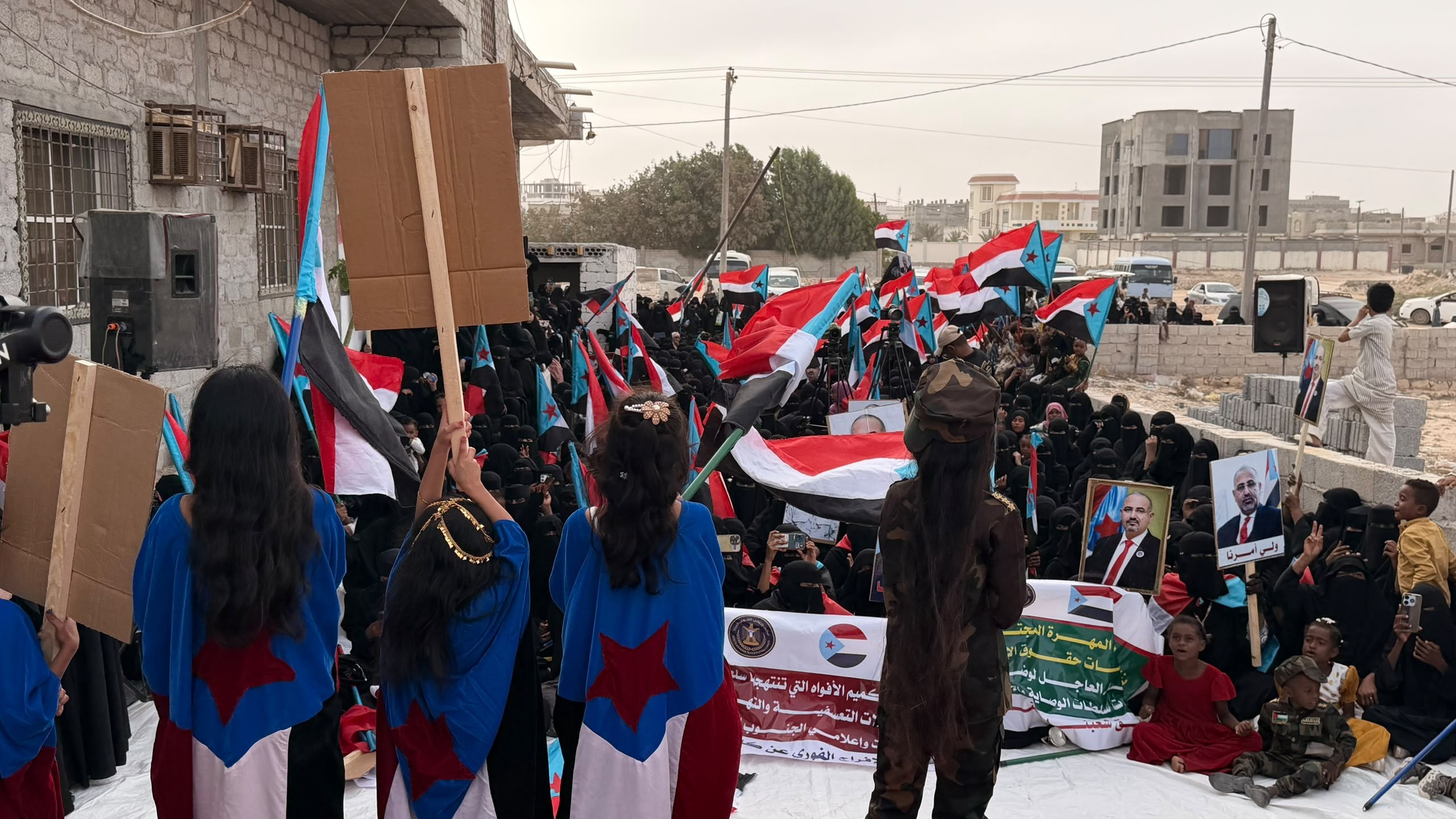 تنفيذية انتقالي المهرة تنظم وقفة احتجاجية ومسيرة نسائية حاشدة بالغيضة ضمن برنامج التصعيد الشعبي تنفيذية انتقالي المهرة تنظم وقفة احتجاجية ومسيرة نسائية حاشدة بالغيضة ضمن برنامج التصعيد الشعبي
