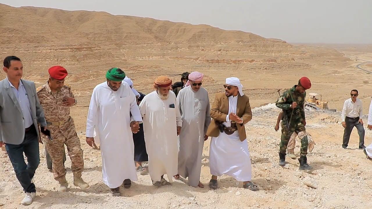 *وكيل وادي حضرموت يطلع على سير العمل في مشروع عقبة عشعش ويتفقد أعمال صيانة الطريق الدولي* *وكيل وادي حضرموت يطلع على سير العمل في مشروع عقبة عشعش ويتفقد أعمال صيانة الطريق الدولي*