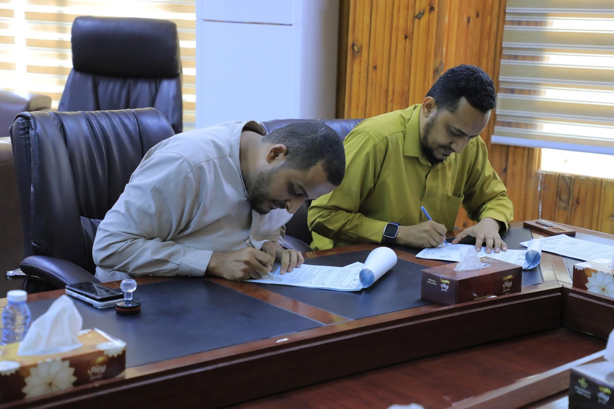 الوكيل بارباع يعتمد اتفاقية توريد قطع غيار لمحطات التوليد بوادي حضرموت الوكيل بارباع يعتمد اتفاقية توريد قطع غيار لمحطات التوليد بوادي حضرموت