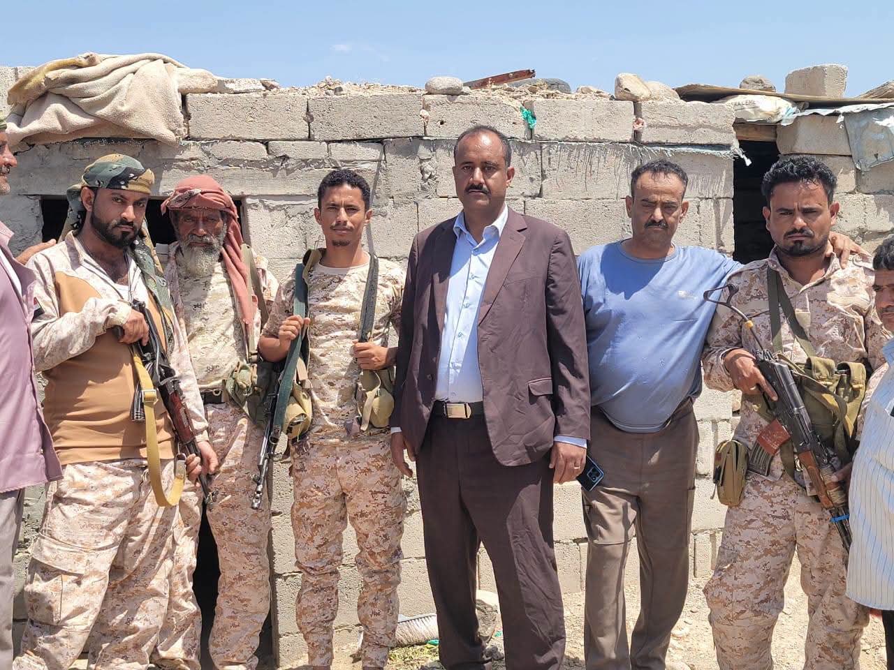 مدير أمن الضالع يتفقد جبهات القتال في الفاخر وتباب عثمان ويشيد بصمود المقاتلين - مدير أمن الضالع يتفقد جبهات القتال في الفاخر وتباب عثمان ويشيد بصمود المقاتلين -