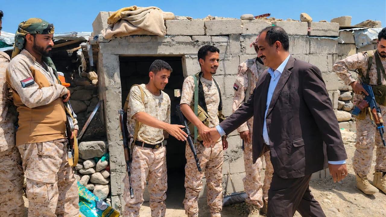 مدير أمن الضالع يتفقد جبهات القتال في الفاخر وتباب عثمان ويشيد بصمود المقاتلين - مدير أمن الضالع يتفقد جبهات القتال في الفاخر وتباب عثمان ويشيد بصمود المقاتلين -