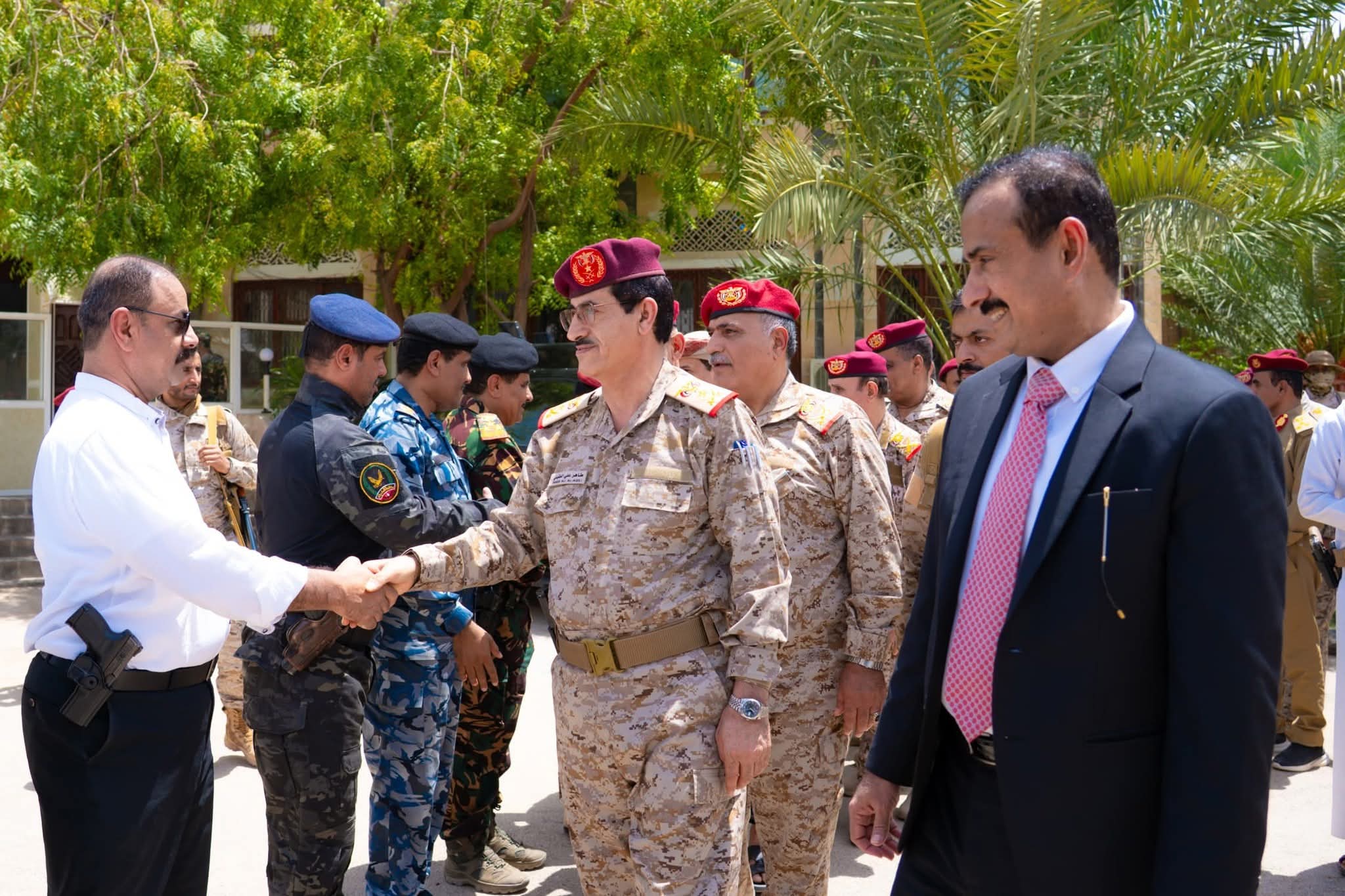 وزير الدفاع اليمني يبحث في شبوة إنشاء منطقة عسكرية وكلية بحرية - وزير الدفاع اليمني يبحث في شبوة إنشاء منطقة عسكرية وكلية بحرية -