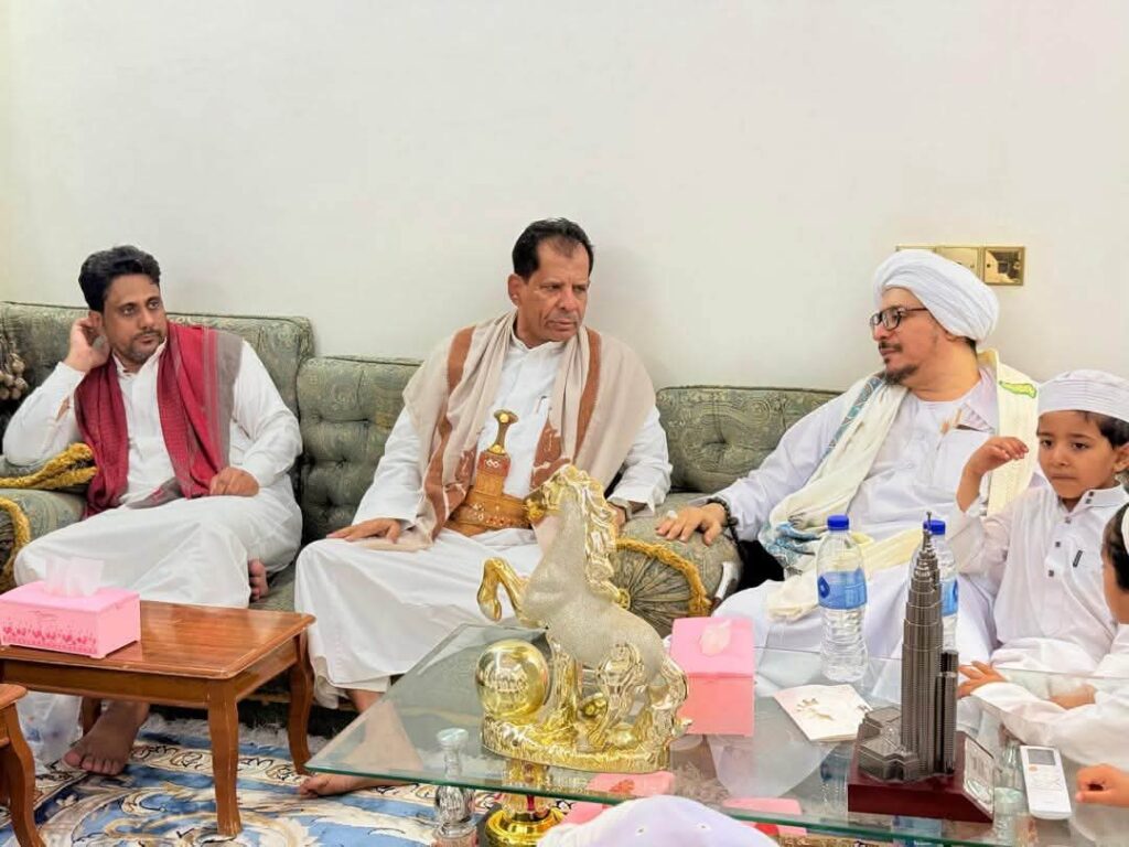 الشيخ يحيى باجري يستقبل نائب المشيخة لرباط العلم الحبيب محمد الحبشي. الشيخ يحيى باجري يستقبل نائب المشيخة لرباط العلم الحبيب محمد الحبشي.