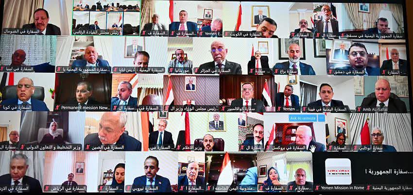 رئيس مجلس القيادة يؤكد: لا رحلات خارج سلطة الدولة والحوثيون مطالبون بقبول المبادرات الإنسانية - رئيس مجلس القيادة يؤكد: لا رحلات خارج سلطة الدولة والحوثيون مطالبون بقبول المبادرات الإنسانية -