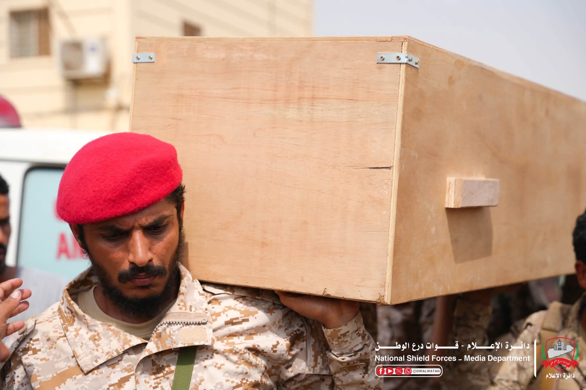 اللواء اللحجي يؤدي الصلاة على شهداء قوات درع الرطن في عدن اللواء اللحجي يؤدي الصلاة على شهداء قوات درع الرطن في عدن