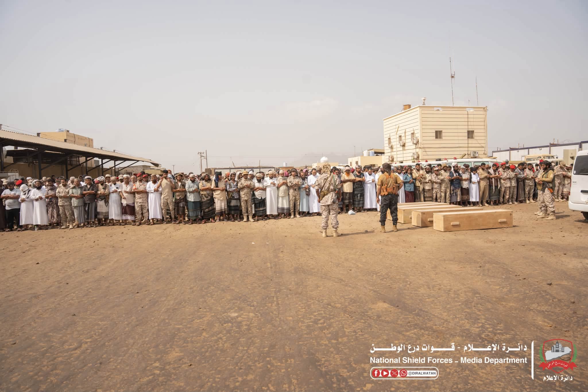 اللواء اللحجي يؤدي الصلاة على شهداء قوات درع الرطن في عدن اللواء اللحجي يؤدي الصلاة على شهداء قوات درع الرطن في عدن