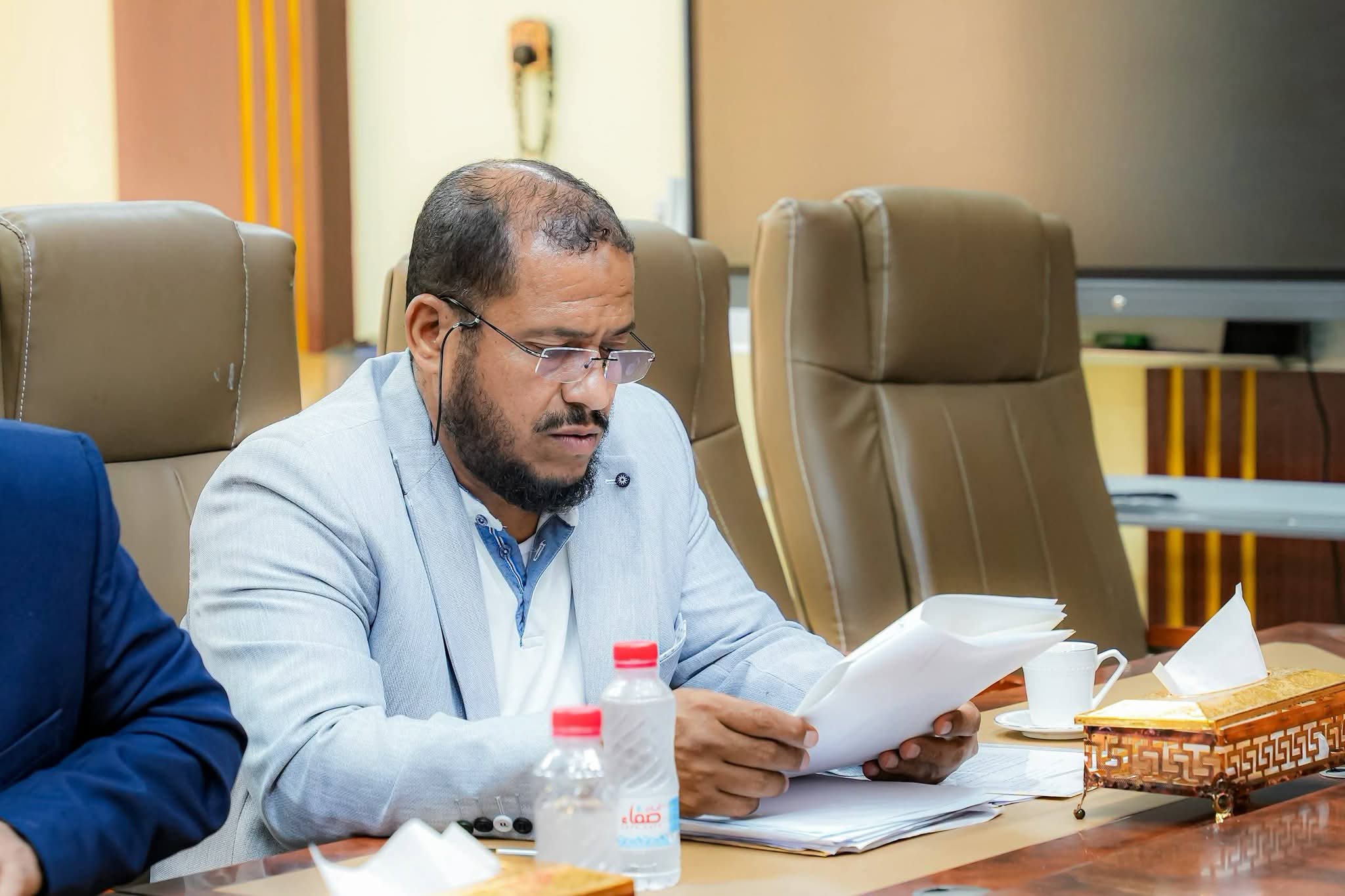 محافظ العاصمة عدن يناقش جهود إزالة العشوائيات والمخلفات وتعزيز الانضباط المروري محافظ العاصمة عدن يناقش جهود إزالة العشوائيات والمخلفات وتعزيز الانضباط المروري