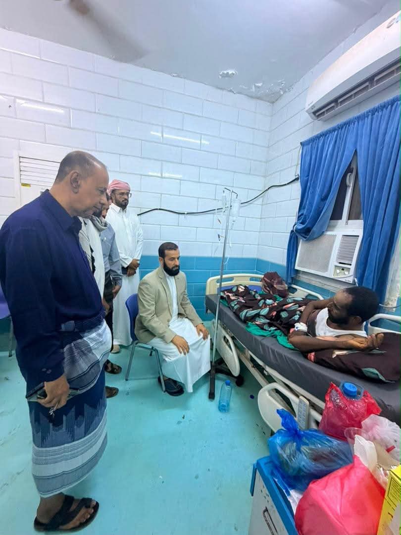 محافظ أبين يقدم دعماً لأسرة الأخ أحمد سعيد طالب ويتكفل بعلاجها إثر تعرض منزلها لحريق - محافظ أبين يقدم دعماً لأسرة الأخ أحمد سعيد طالب ويتكفل بعلاجها إثر تعرض منزلها لحريق -