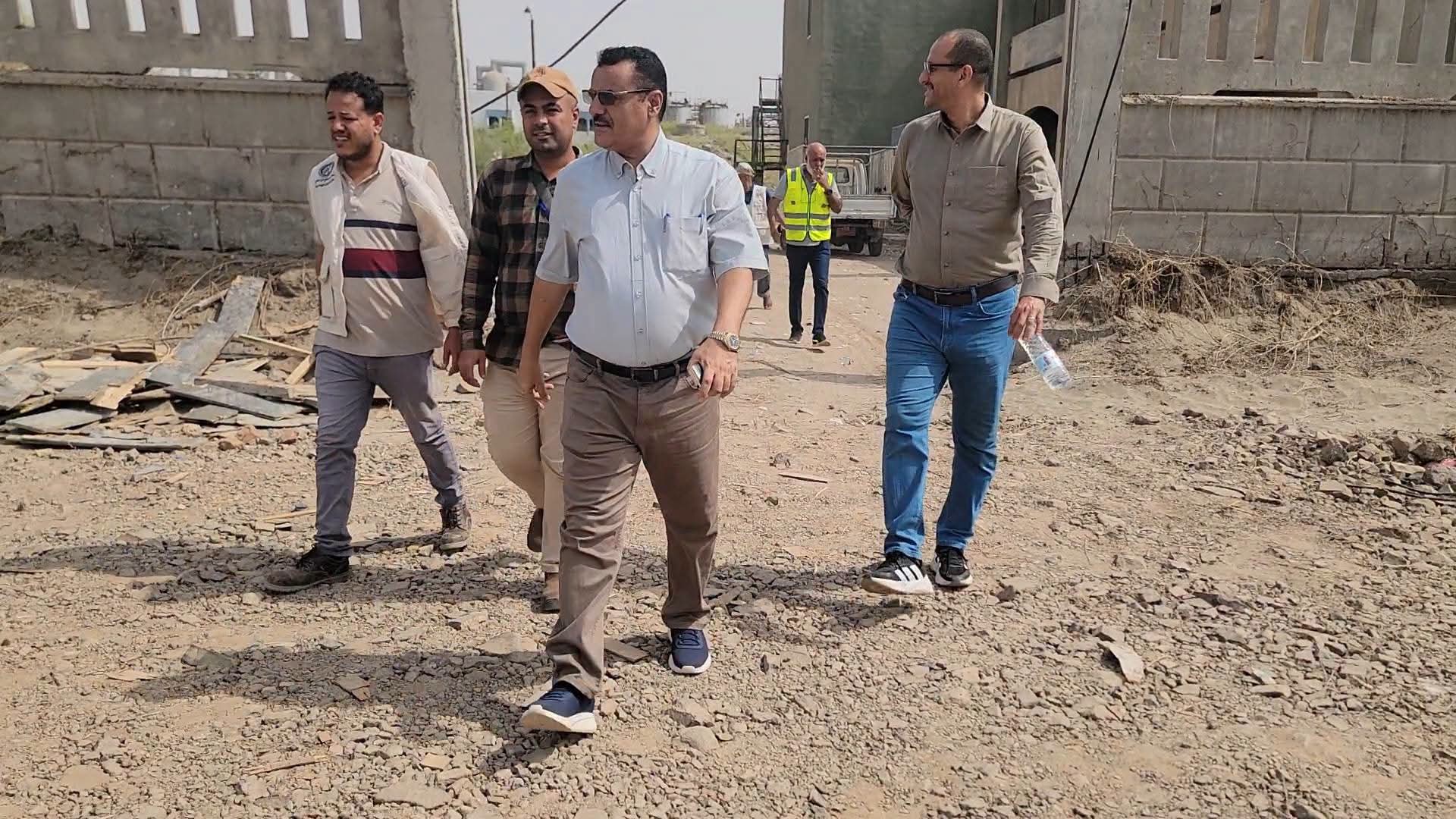 "الداؤودي" و"باخبيرة" يطلعان على المساحة المخصصة لإنشاء محطة لتحلية مياه البحر بعدن - "الداؤودي" و"باخبيرة" يطلعان على المساحة المخصصة لإنشاء محطة لتحلية مياه البحر بعدن -
