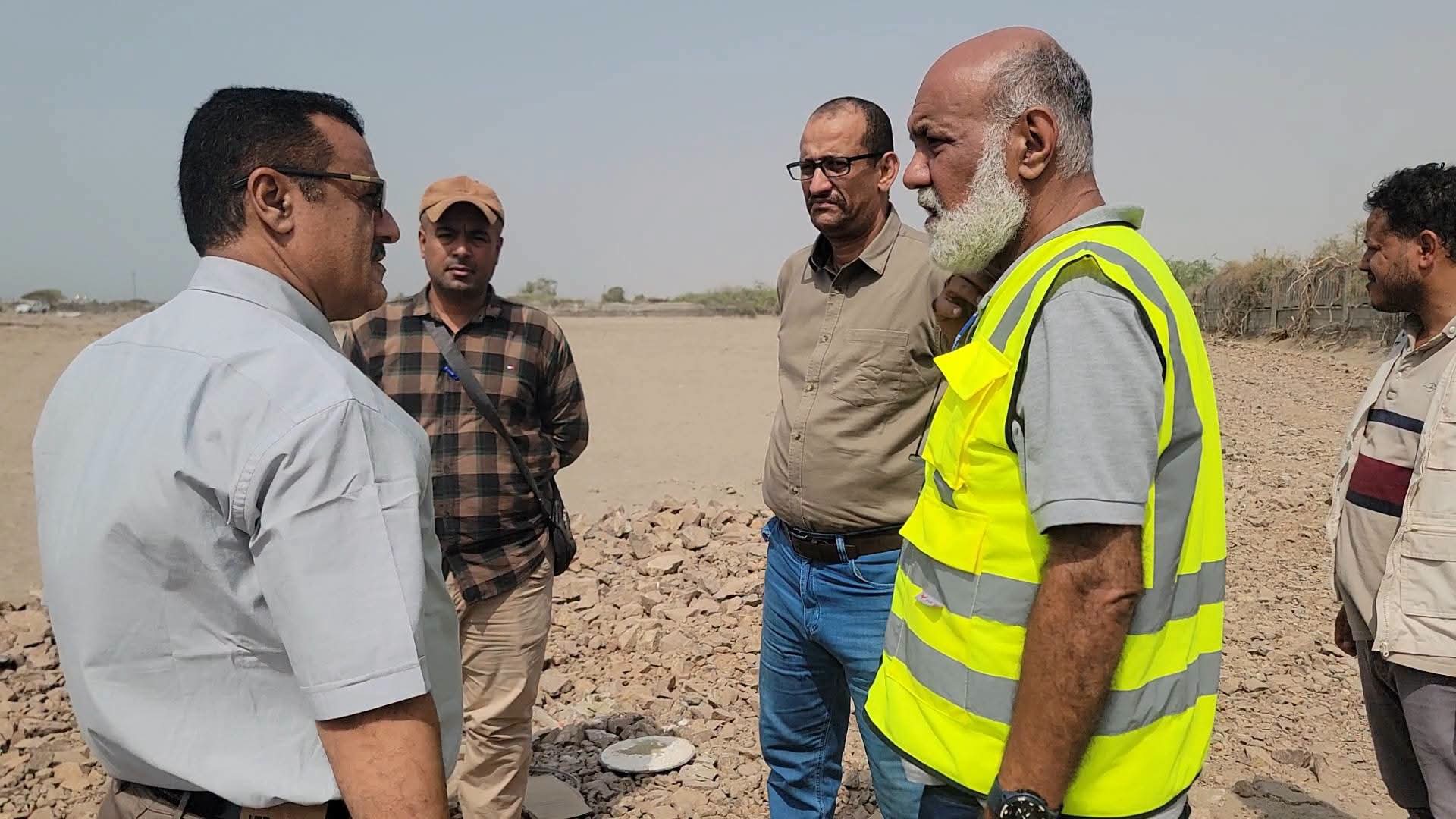 "الداؤودي" و"باخبيرة" يطلعان على المساحة المخصصة لإنشاء محطة لتحلية مياه البحر بعدن - "الداؤودي" و"باخبيرة" يطلعان على المساحة المخصصة لإنشاء محطة لتحلية مياه البحر بعدن -