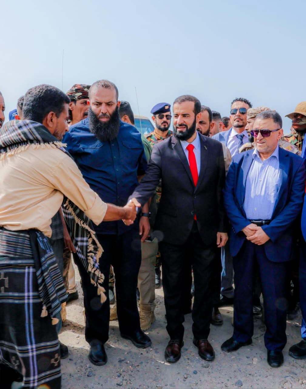 محافظ أبين يدشن تسليم أراضي وعقارات الدولة لأصحاب العقود السكنية المعتمدة في منطقة العلم - محافظ أبين يدشن تسليم أراضي وعقارات الدولة لأصحاب العقود السكنية المعتمدة في منطقة العلم -