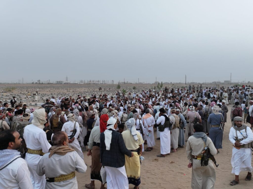 حشد قبلي غفير يشيّع شهيد المطارح بعد وفاته بالخطأ وينقل جثمانه من سيئون إلى مسقط رأسه حشد قبلي غفير يشيّع شهيد المطارح بعد وفاته بالخطأ وينقل جثمانه من سيئون إلى مسقط رأسه