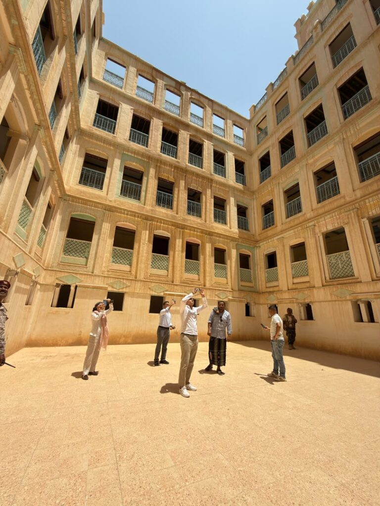 سفيرة فرنسا تختتم زيارتها لحضرموت بجولة لدوعن وتشيد بمقوماتها التراثية والتنموية الرائدة سفيرة فرنسا تختتم زيارتها لحضرموت بجولة لدوعن وتشيد بمقوماتها التراثية والتنموية الرائدة