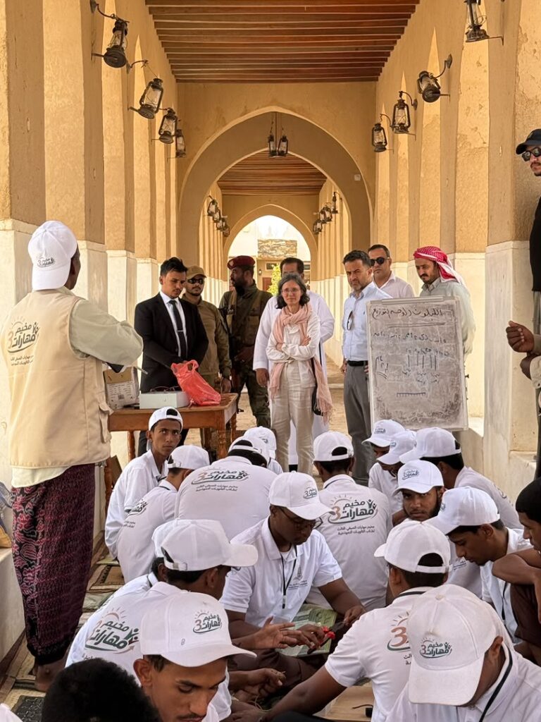 سفيرة فرنسا تختتم زيارتها لحضرموت بجولة لدوعن وتشيد بمقوماتها التراثية والتنموية الرائدة سفيرة فرنسا تختتم زيارتها لحضرموت بجولة لدوعن وتشيد بمقوماتها التراثية والتنموية الرائدة