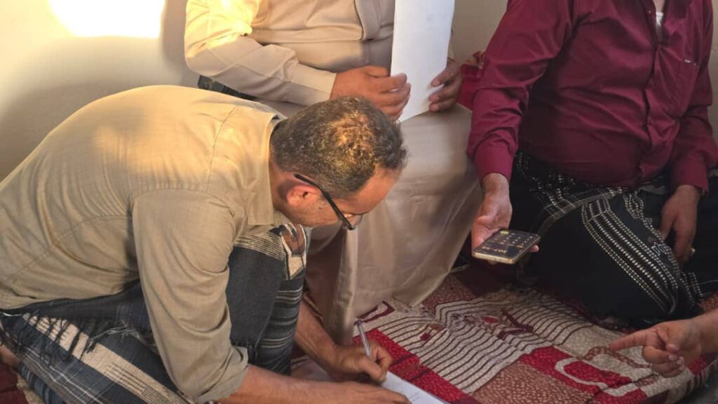 إتلاف نحو 4 أطنان من السجائر والمواد الغذائية منتهية الصلاحية في العبر "صور" إتلاف نحو 4 أطنان من السجائر والمواد الغذائية منتهية الصلاحية في العبر "صور"